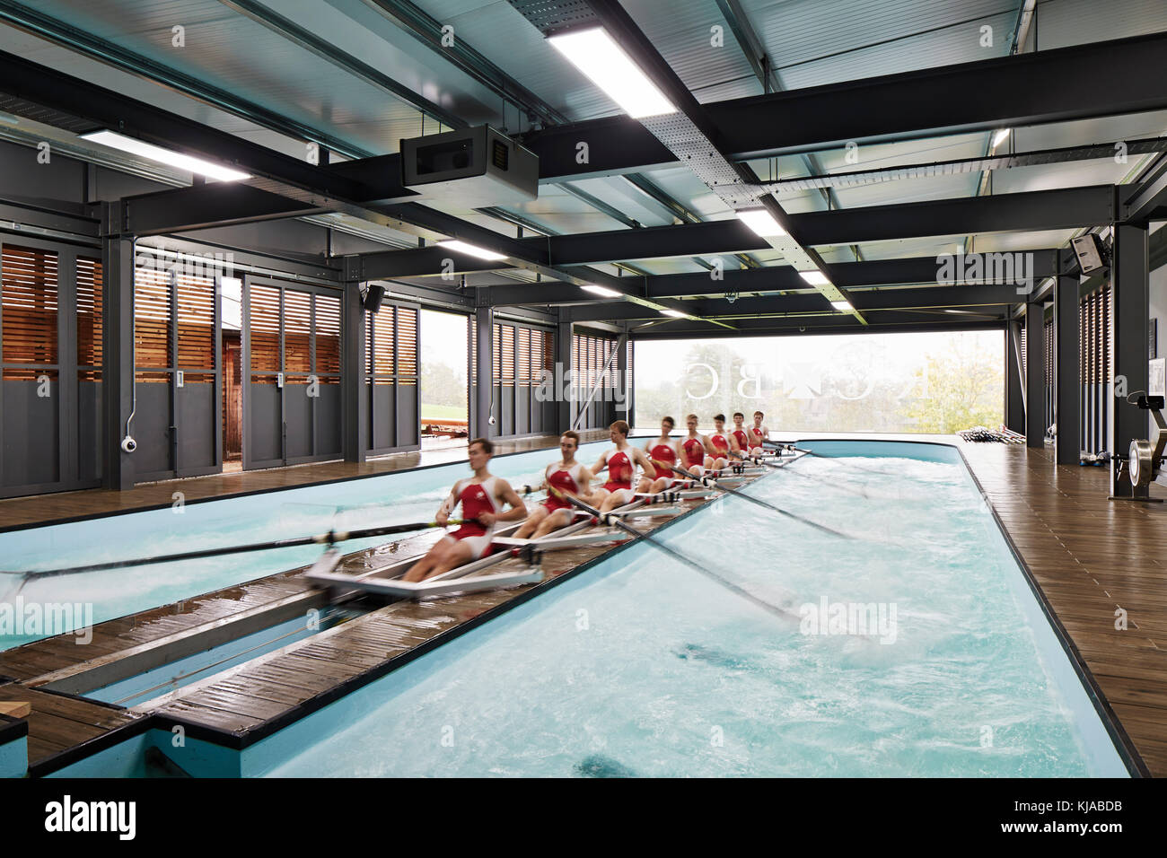 Les élèves de l'aviron. Centre d'aviron de Radley, Oxford, Royaume-Uni. Architecte : Mulroy architectes, 2016. Banque D'Images