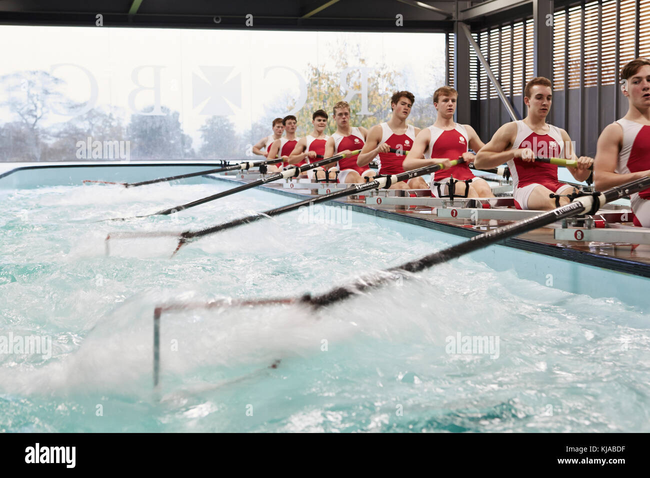 Vue latérale sur les étudiants de l'aviron. Centre d'aviron de Radley, Oxford, Royaume-Uni. Architecte : Mulroy architectes, 2016. Banque D'Images