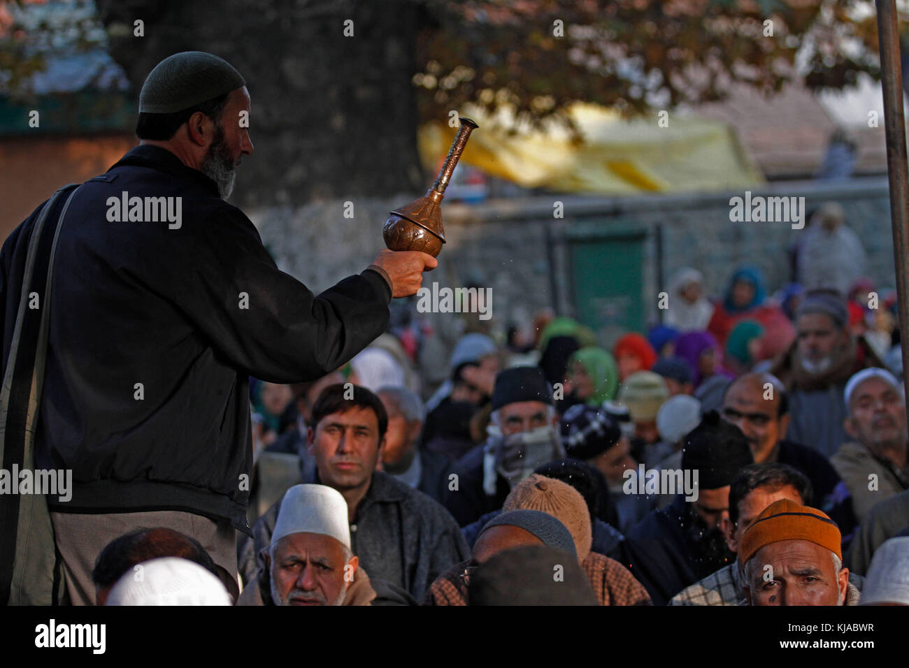 L'Inde. 21 nov, 2017. un musulman du Cachemire saupoudre l'eau de rose sur les dévots musulmans à l'extérieur du sanctuaire de khwaja naqshband le 22 novembre 2017 à Srinagar, la capitale d'été de le Cachemire sous administration indienne, l'Inde. Des milliers de fidèles de partout au cachemire convergent vers le sanctuaire de khwaja naqshband sahib, au centre-ville de Srinagar à participer à la prière en assemblée annuelle appelée 'khawja digar' sur la 3e de rabi-ul-awal, le troisième mois du calendrier islamique : crédit umer asif/pacific press/Alamy live news Banque D'Images