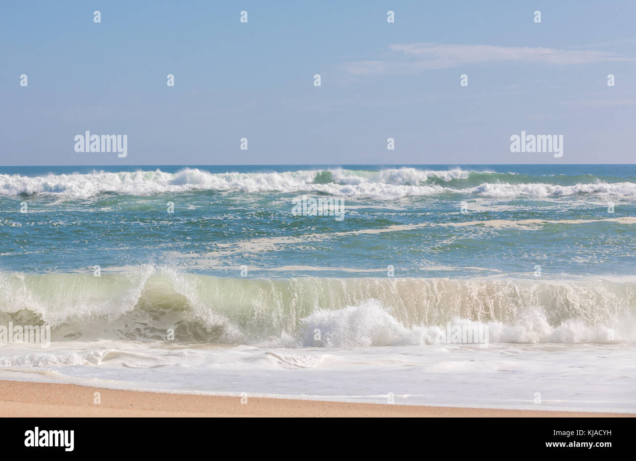 Matériel roulant dans les vagues sur une plage d'East Hampton dans East Hampton, ny Banque D'Images