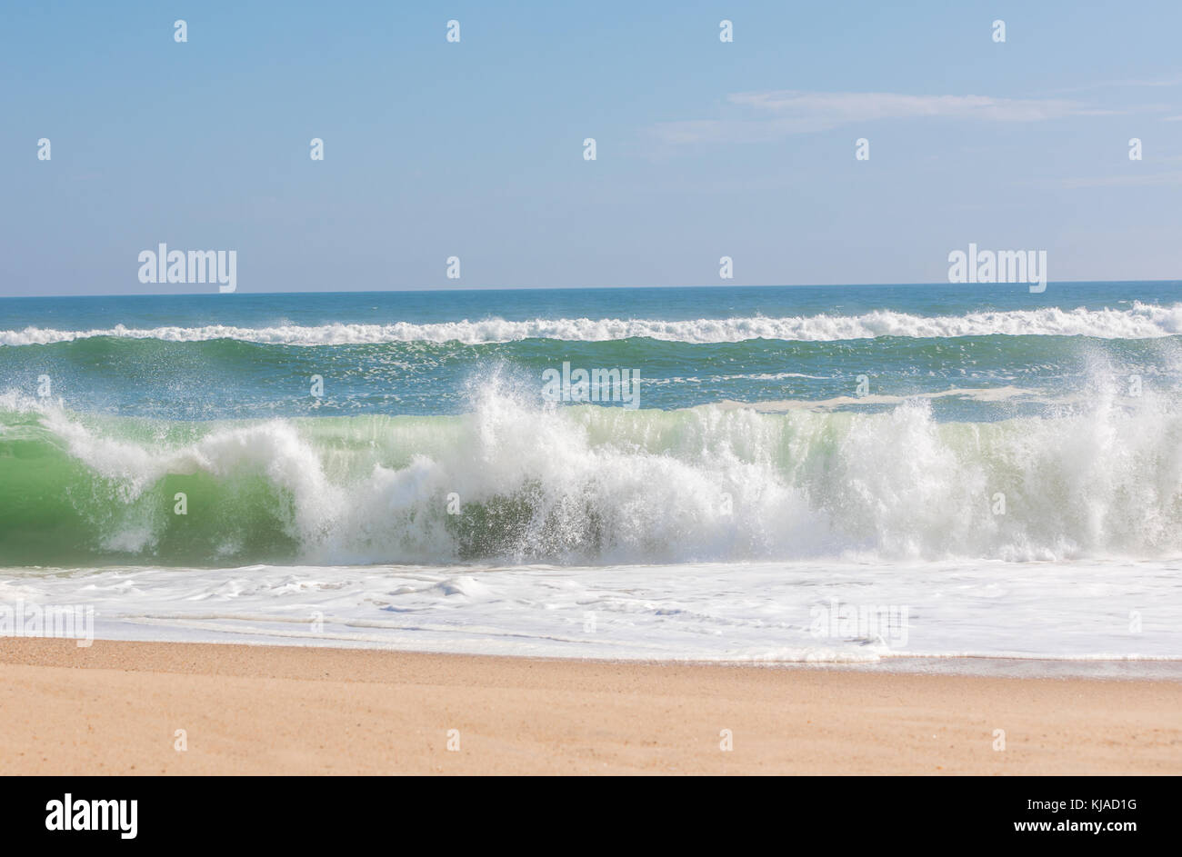 Matériel roulant dans les vagues sur une plage d'East Hampton dans East Hampton, ny Banque D'Images