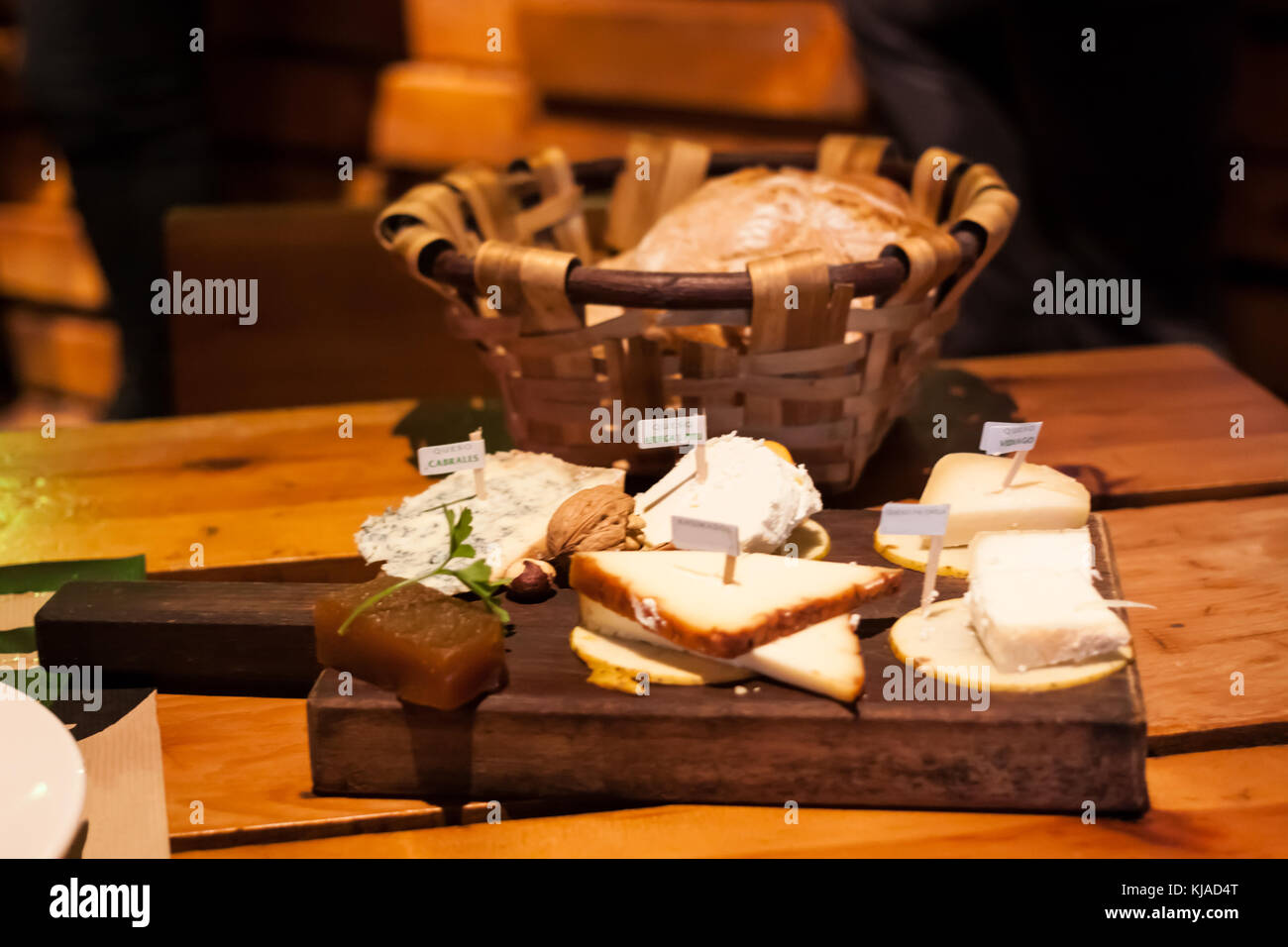 Assiette de fromage du fromage asturien : cabrales, afuega'l pitu, riegu, fromage au lait de brebis, fromage fumé Banque D'Images