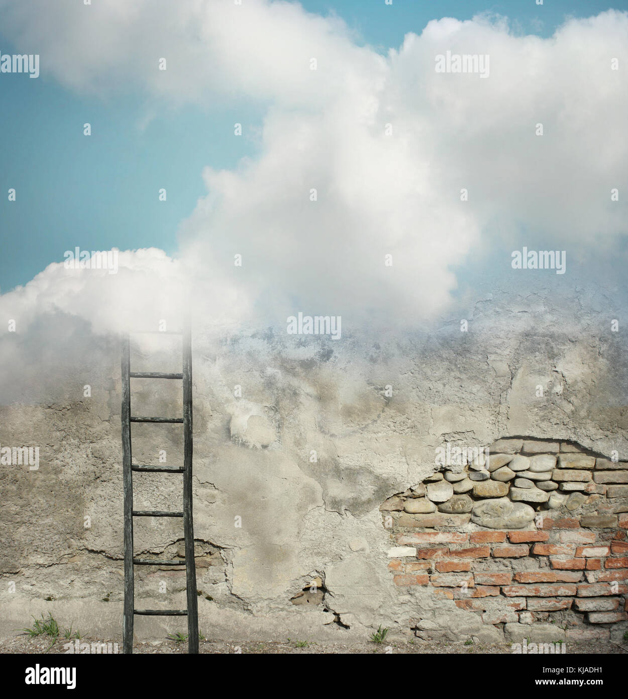 Mur en décomposition à l'aide d'une échelle de disparaître dans les nuages Banque D'Images