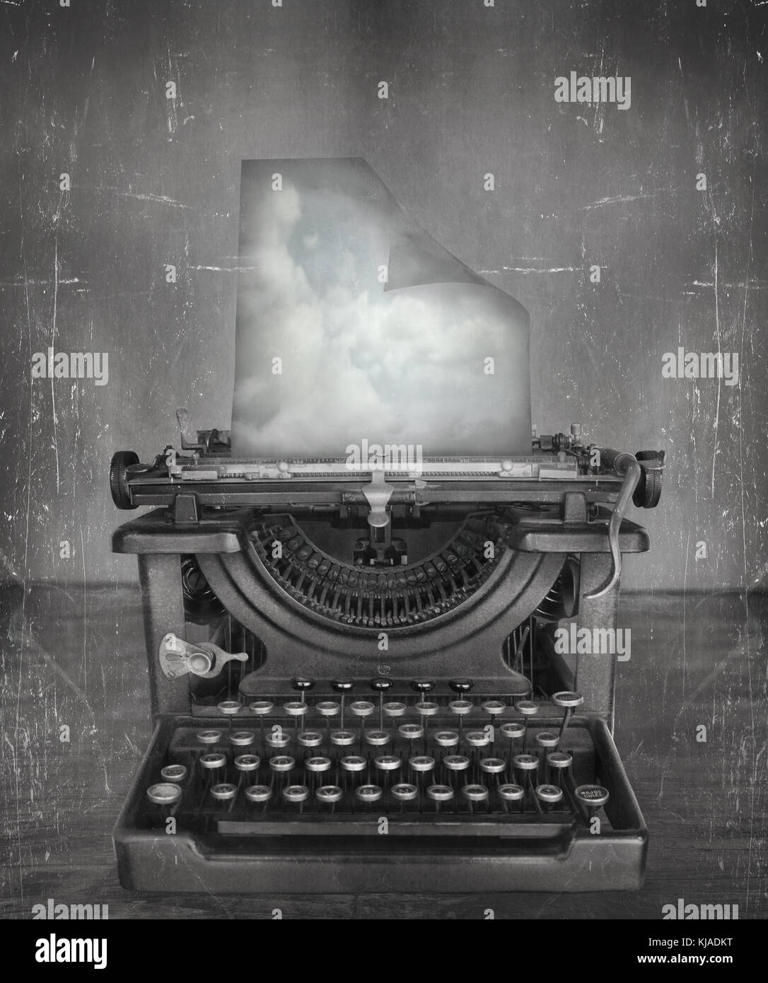 Imaginer surréaliste en noir et blanc d'une belle machine à écrire à l'ancienne classique avec un papier avec les nuages dans un style vintage Banque D'Images