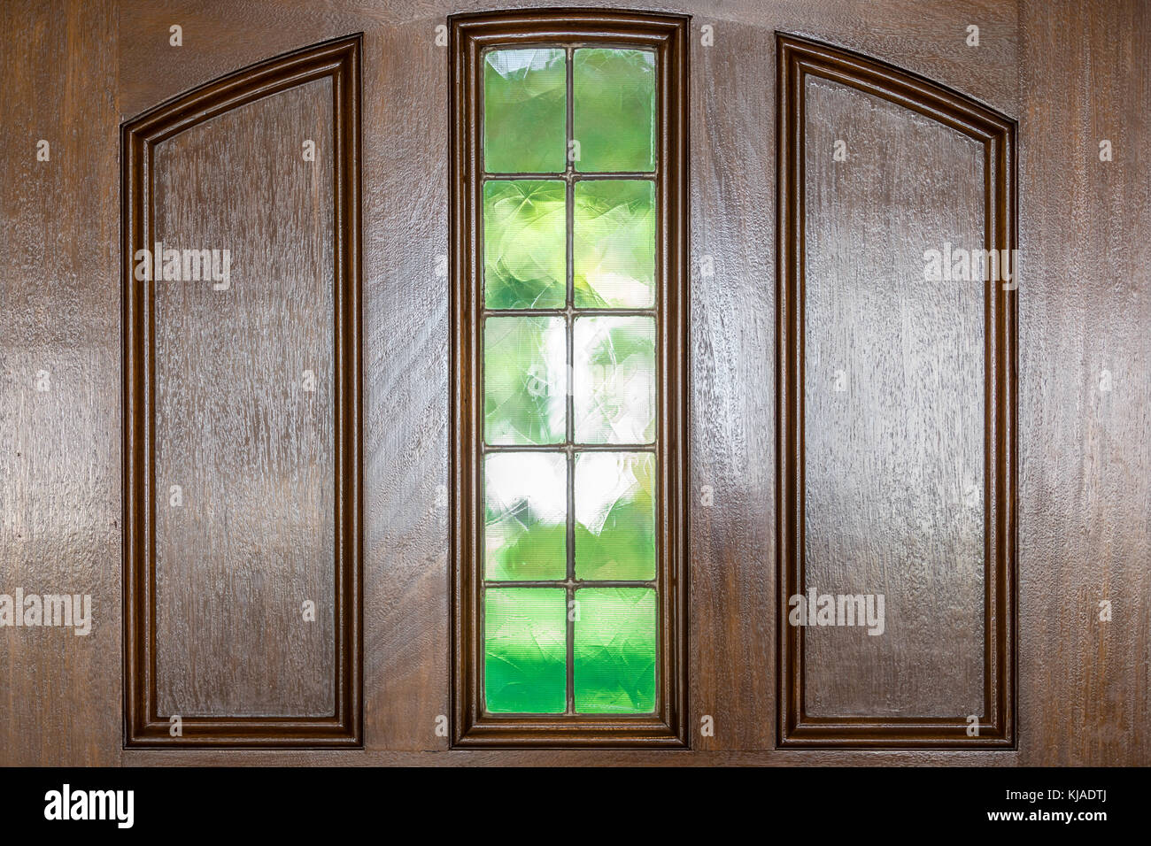 Détail d'une porte en acajou avec petite fenêtre Banque D'Images