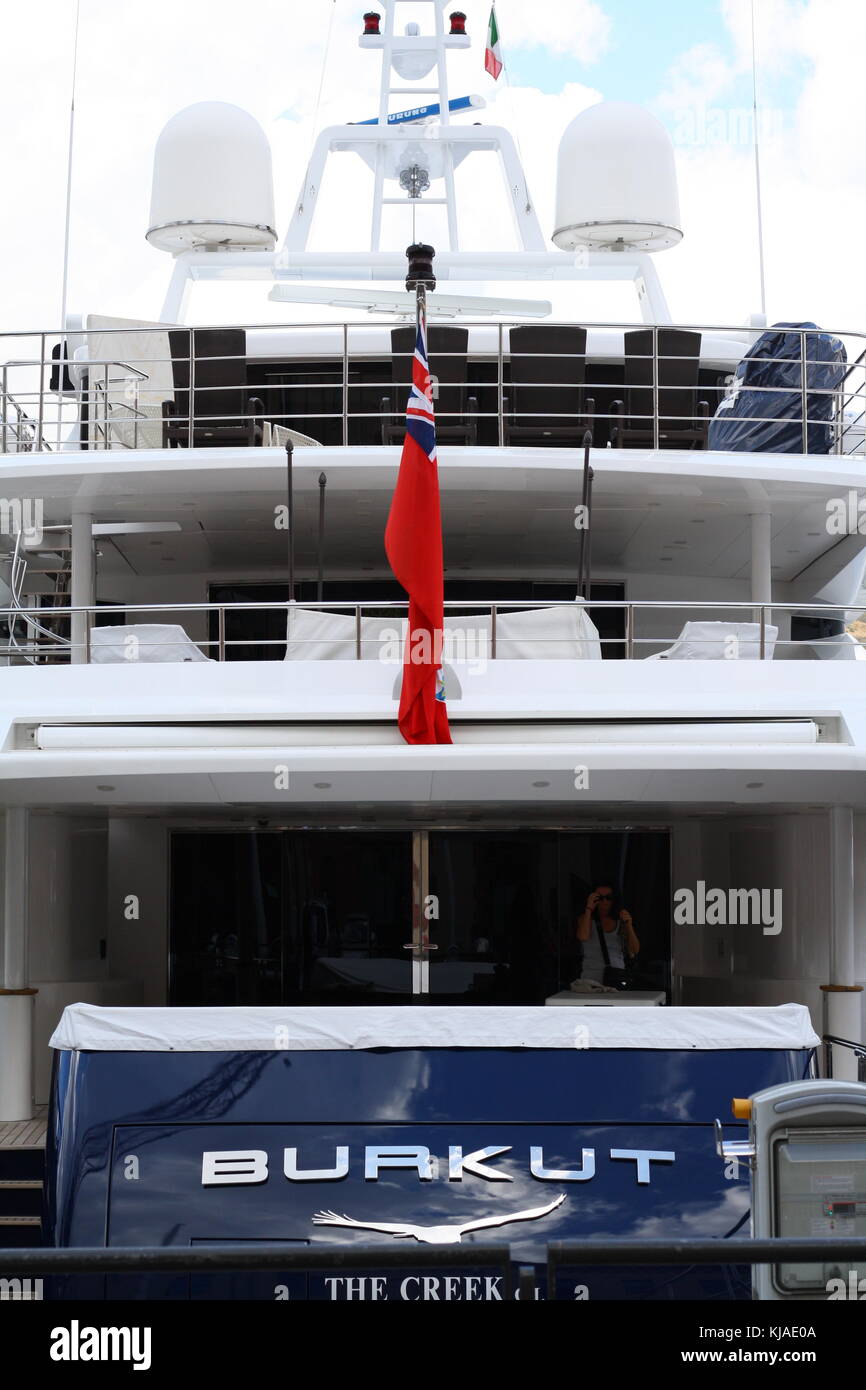 Yachts et navires des super riches amarrés au PER dans le port de Gênes, Italie. Banque D'Images