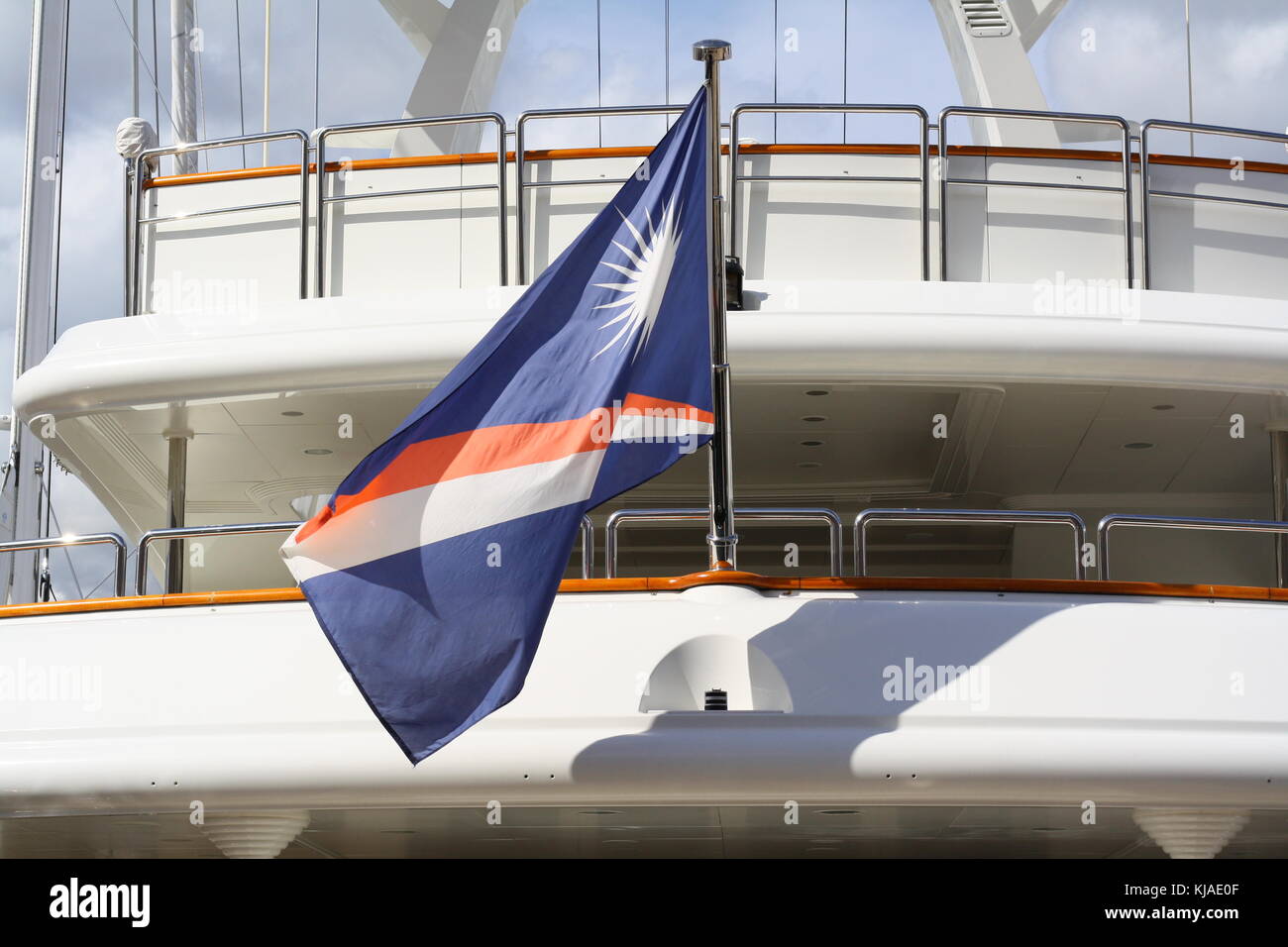 Yachts et navires des super riches amarrés au PER dans le port de Gênes, Italie. Banque D'Images