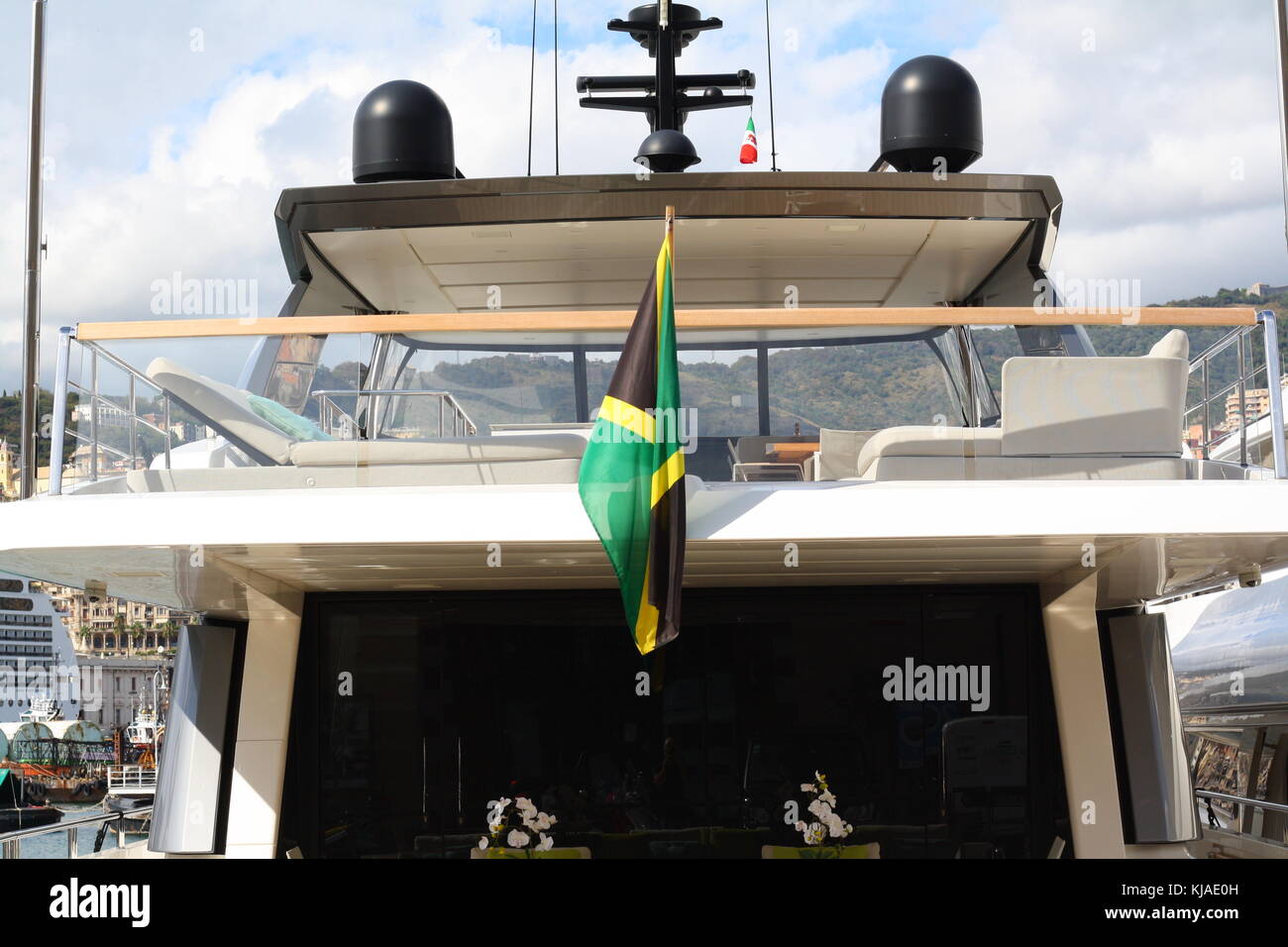 Yachts et navires des super riches amarrés au PER dans le port de Gênes, Italie. Banque D'Images