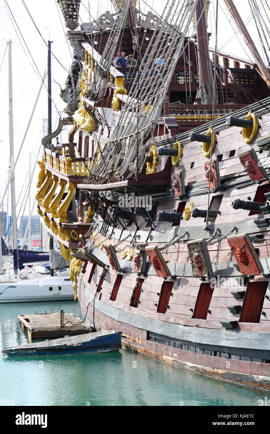 Un vieux pirate en bois classique voilier dans le port de Gênes, une attraction touristique. Banque D'Images