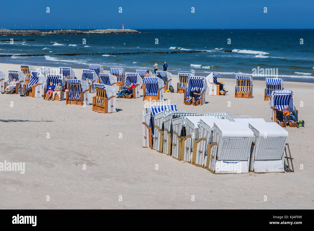 Chaises de plage à capuchon dans la ville de Kolobrzeg dans l'ouest de la Poméranie Voivodeship de Pologne Banque D'Images