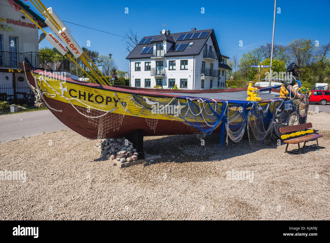 Vieux bateau de pêche dans le village de Chlope au-dessus de la mer Baltique dans le comté de Koszalin, Voïvodeship de Poméranie occidentale de Pologne Banque D'Images