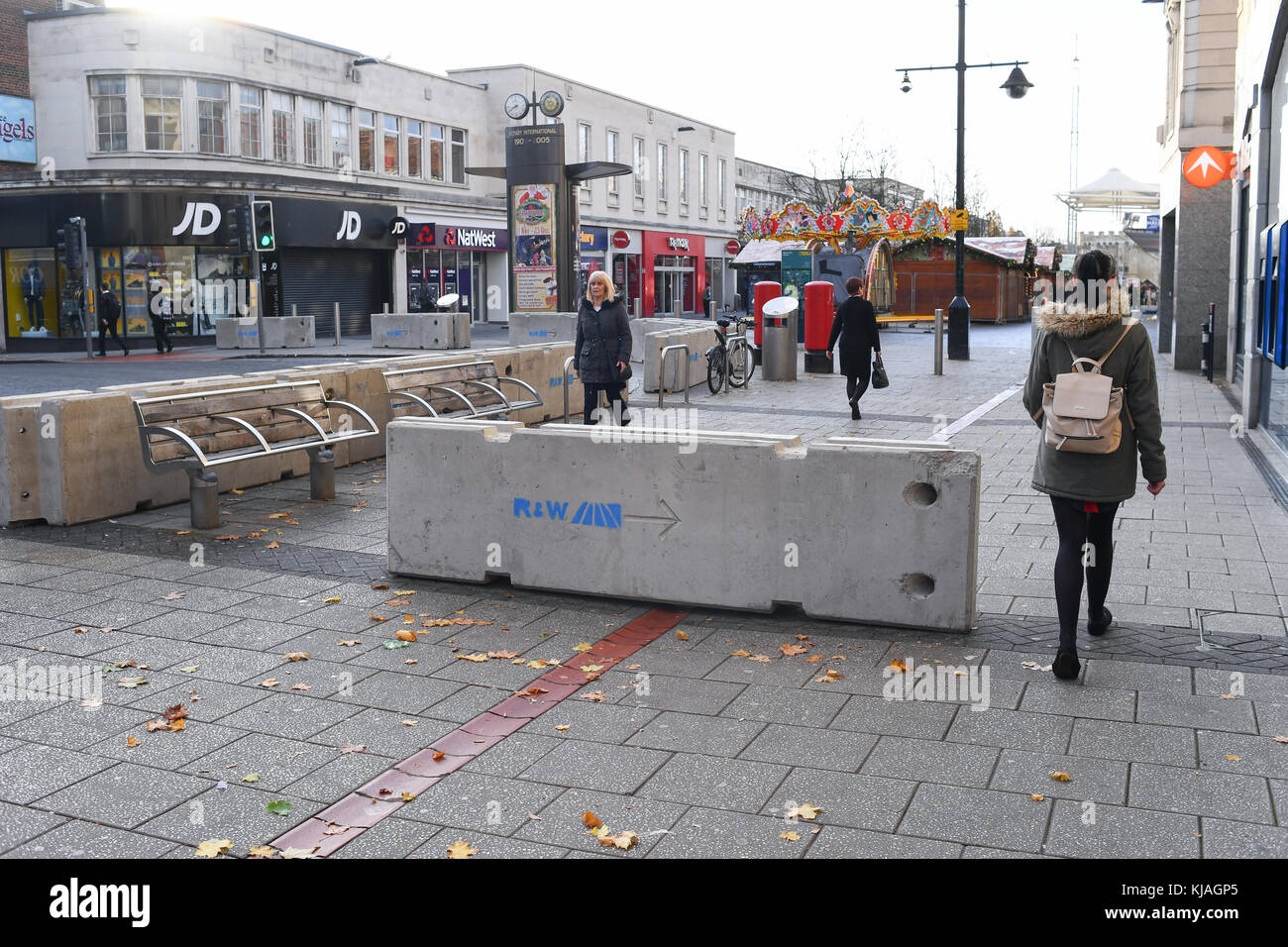 Les structures en béton érigé à Southampton en Angleterre à l'entrée du marché de Noël à protéger contre le terrorisme à l'aide de véhicules comme armes. Banque D'Images
