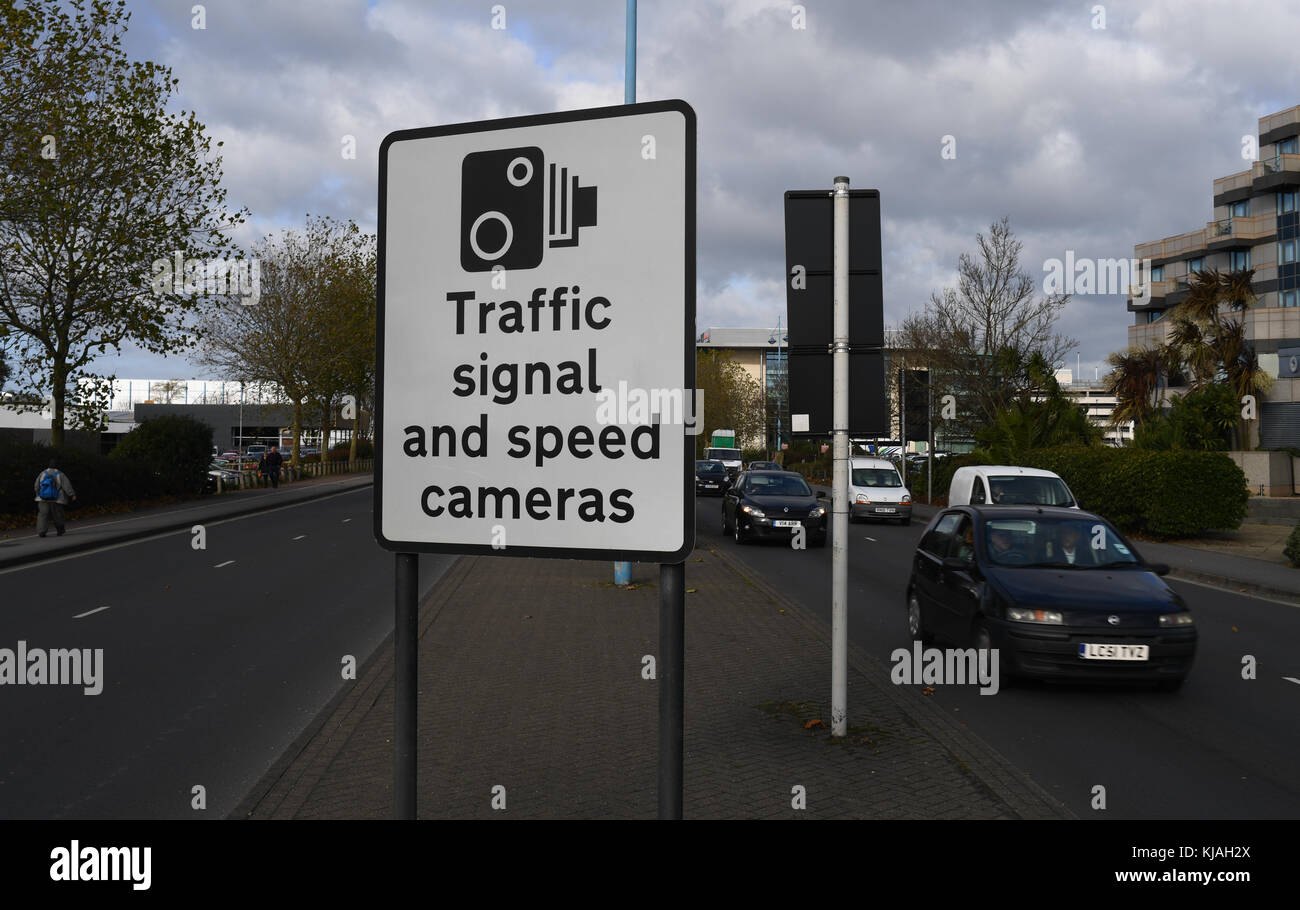 Signal de vitesse du trafic et de l'appareil photo avec des voitures signe par le flou. Banque D'Images