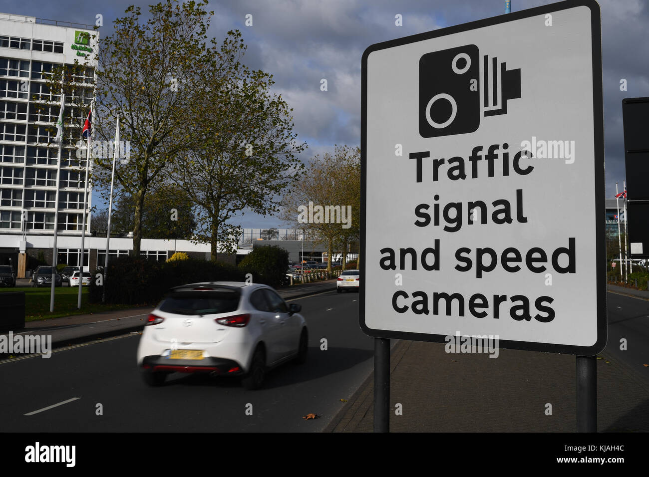 Signal de vitesse du trafic et de l'appareil photo avec des voitures signe par le flou. Banque D'Images
