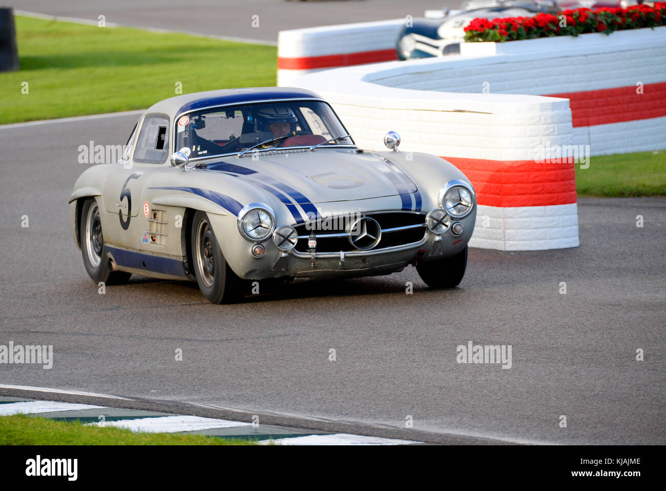 1955 Mercedes Benz 300SL Gullwing conduit par Jochen Mass administré par Hans Kleissl course dans le trophée commémoratif Mars Freddie au Goodwood Revival 2017 Banque D'Images