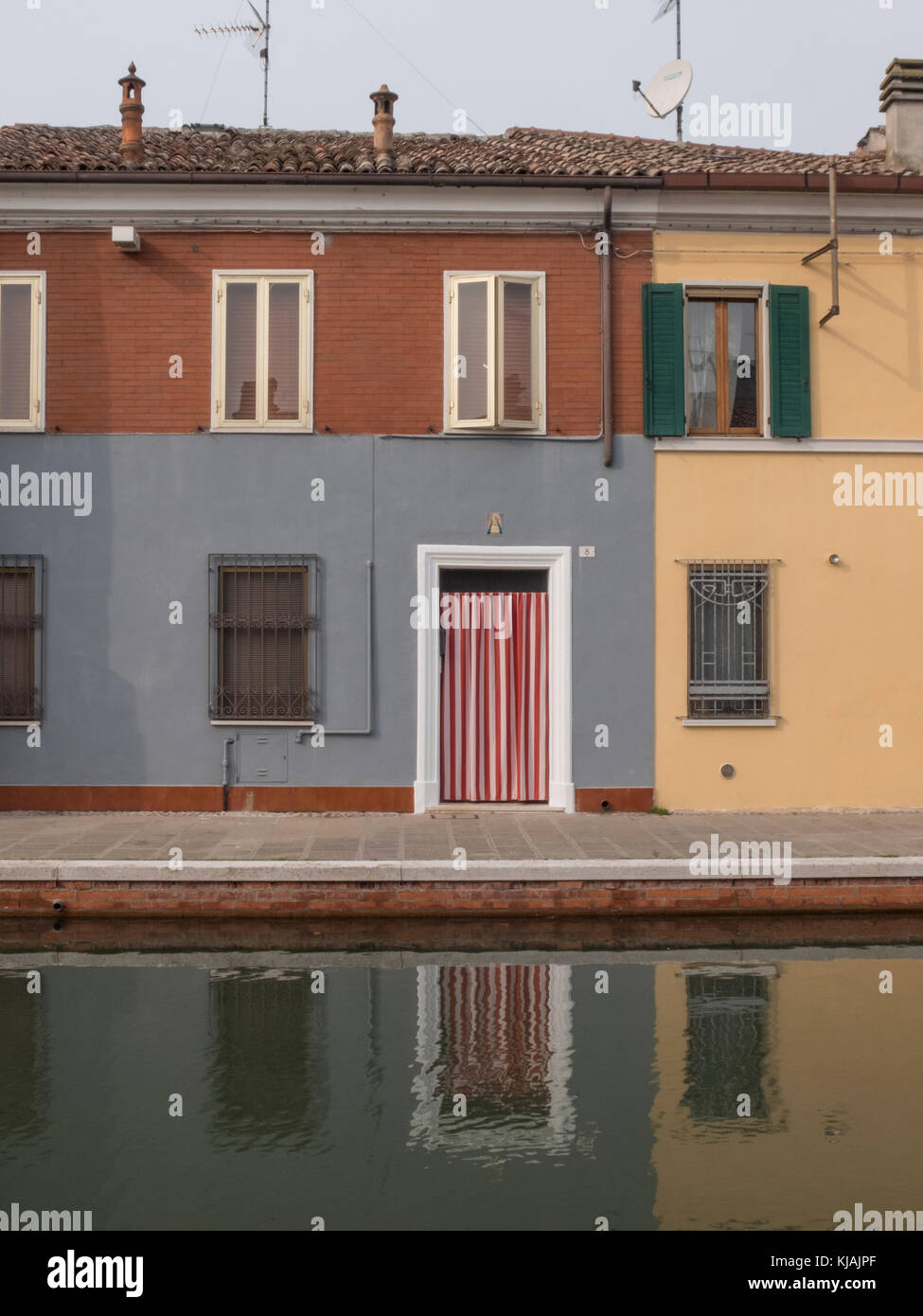 Comacchio, Fe, italie - 4 novembre, 2017 : sur l'extérieur donnant sur le  canal de Comacchio. reflet dans l'eau. cadre de porte d'entrée blanche w  Photo Stock - Alamy