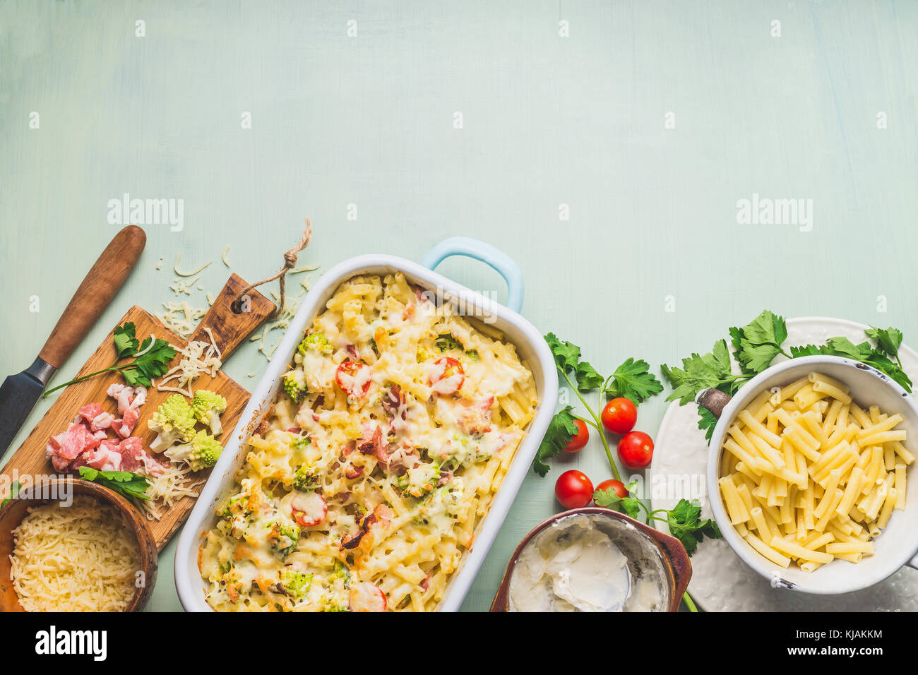 Casserole de pâtes avec du chou romanesco et au jambon en sauce crémeuse, sur la table de cuisine avec des ingrédients d'arrière-plan, Vue de dessus, la cuisine italienne. Banque D'Images