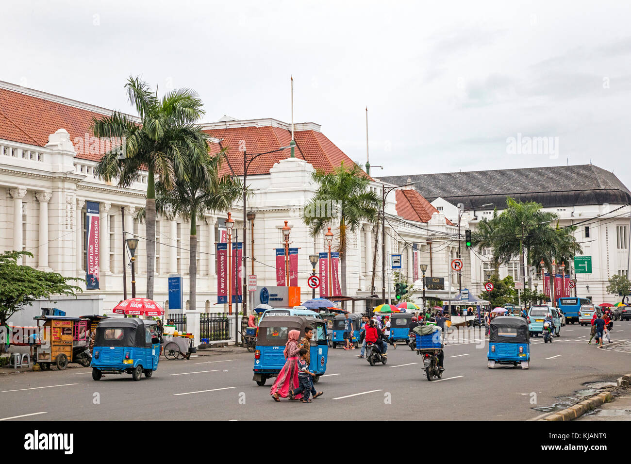 Pousse-pousse automatique / bajays / bajajs en face du musée de la banque d'Indonésie à Jakarta, vieille ville, java, Indonésie Banque D'Images