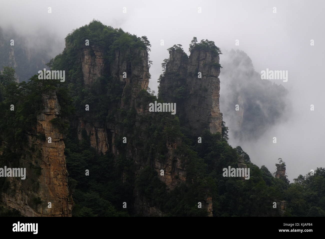 Les nuages tourbillonnant au-dessus des sommets de zhangjiajie national forest park au site wulingyuan scenic dans la province du Hunan en Chine Banque D'Images