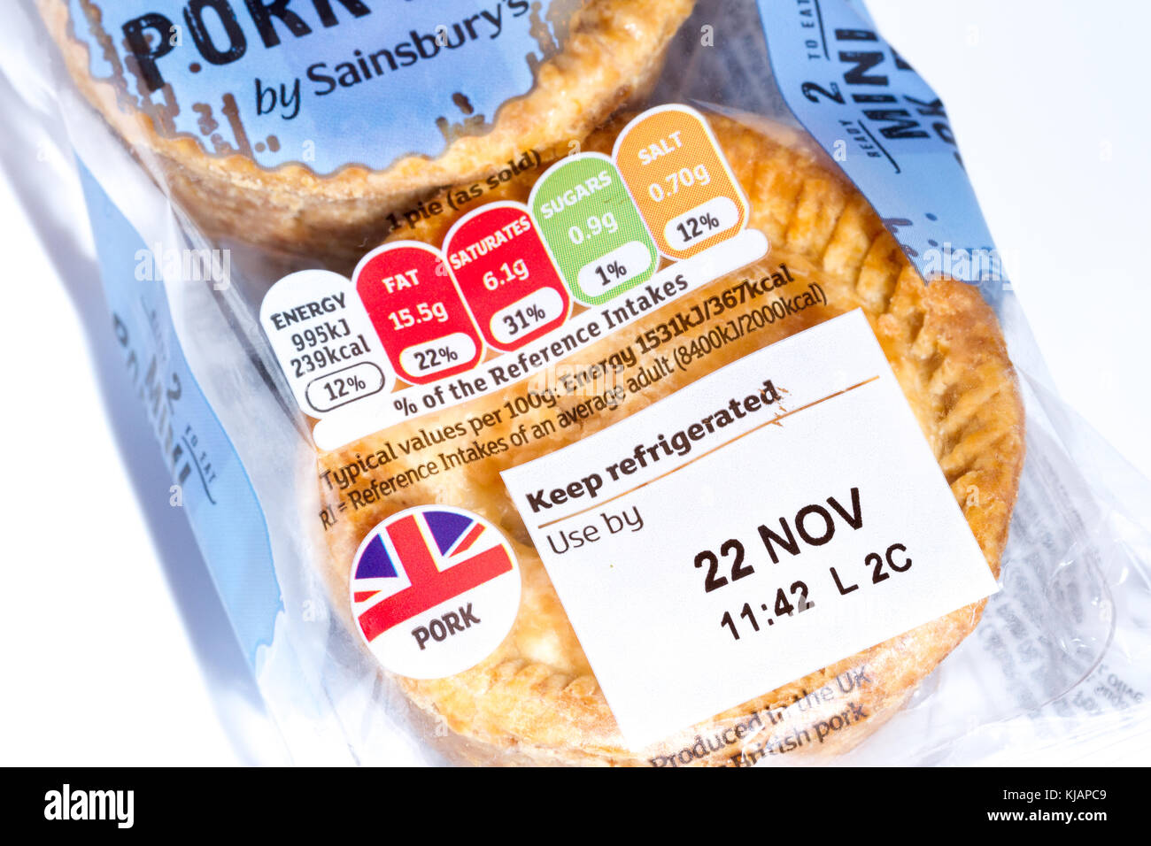 Date limite d'utilisation et l'information nutritionnelle feu système de cotation sur un paquet de Sainsbury's 2 mini tartes porc, Royaume-Uni Banque D'Images