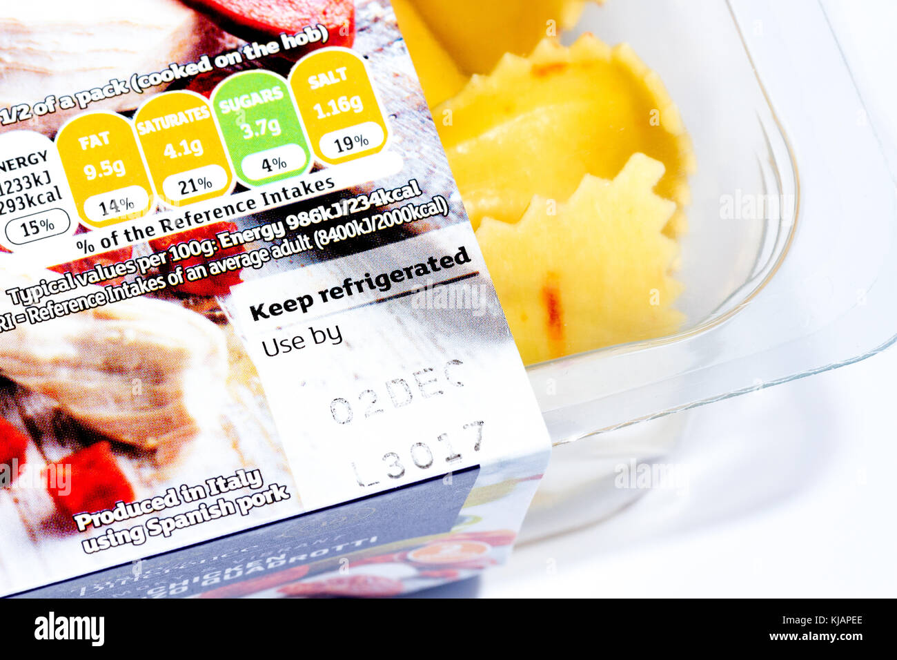 Date limite d'utilisation et l'information nutritionnelle feu système de cotation sur un paquet de Sainsburys's Goûtez la différence des pâtes au poulet et chorizo quadrotti Banque D'Images