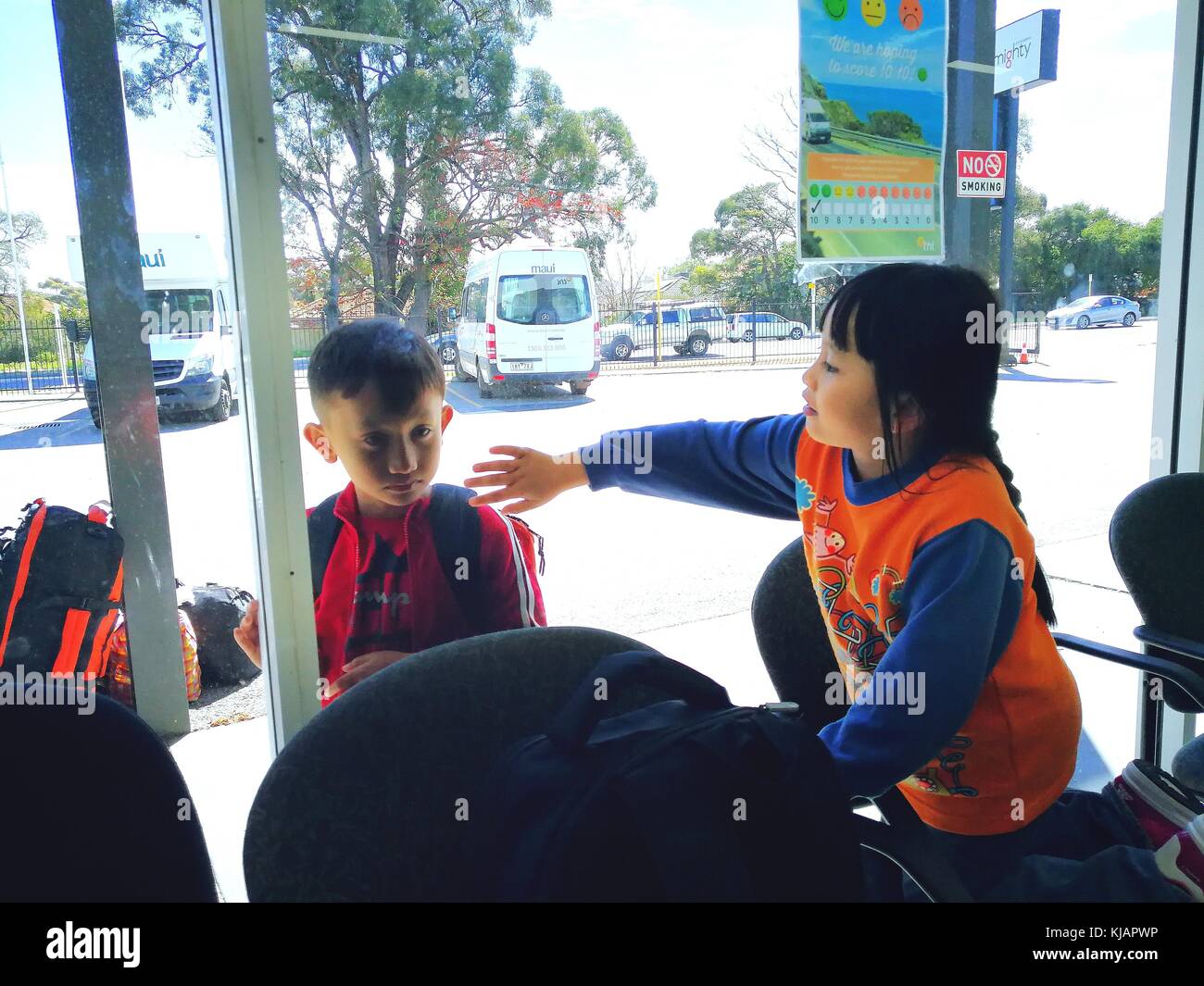 Perth, Australie - 6 septembre 2017 : Petite fille joue avec son frère dans le camping-car Britz bureau près de Great Eastern Highway, Redcliffe, Ville de Banque D'Images