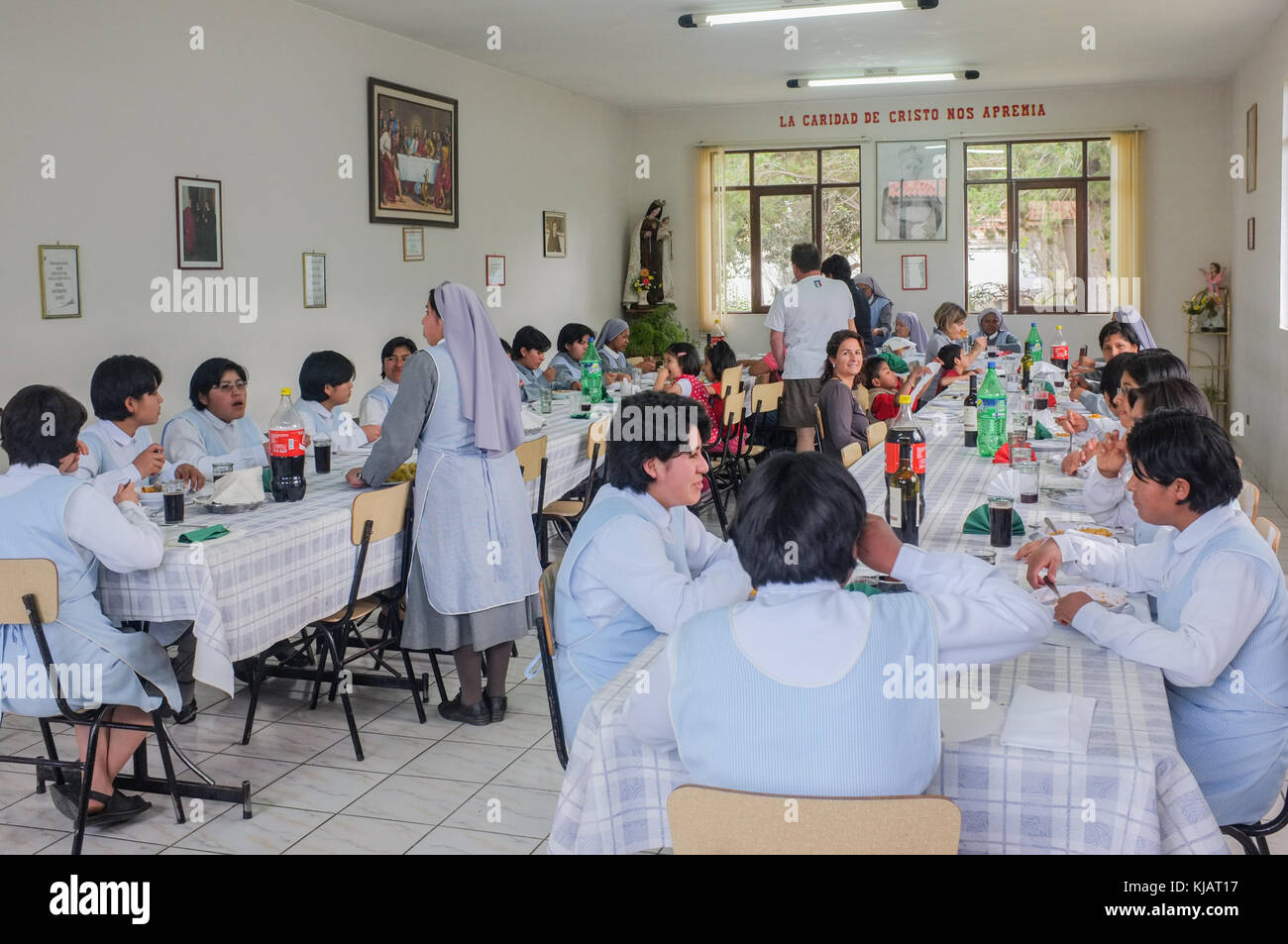 Les nonnes en train de déjeuner avec les familles d'adoption internationale. L'Ordre des moniales oblates Mission. Cochabamba, Bolivie. Banque D'Images