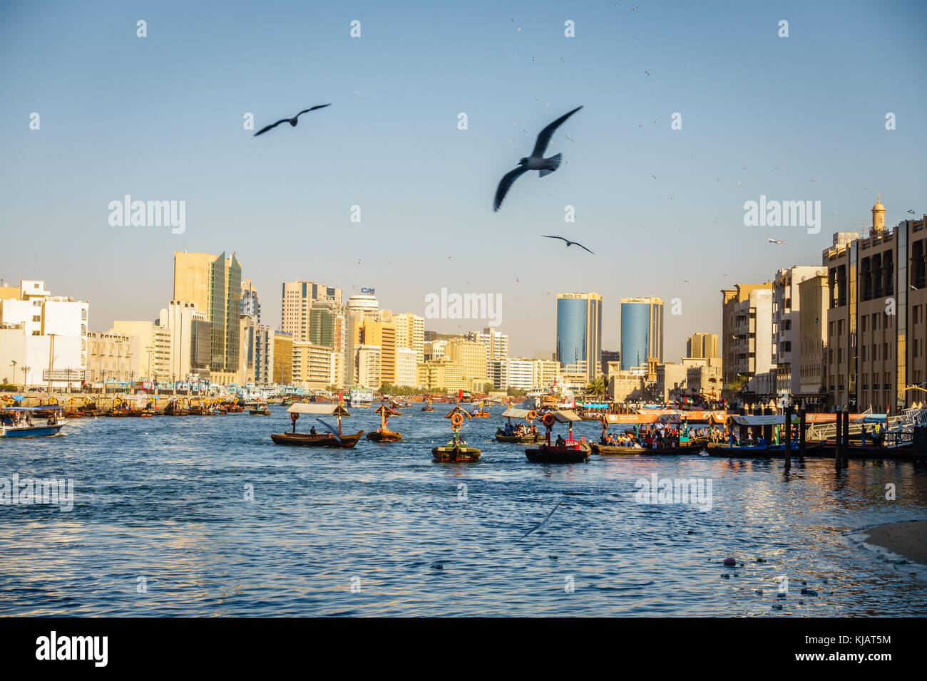 Dubaï, Émirats arabes unis, le 5 février 2016 : abras transportant les touristes et les habitants à travers la crique de Dubaï Banque D'Images