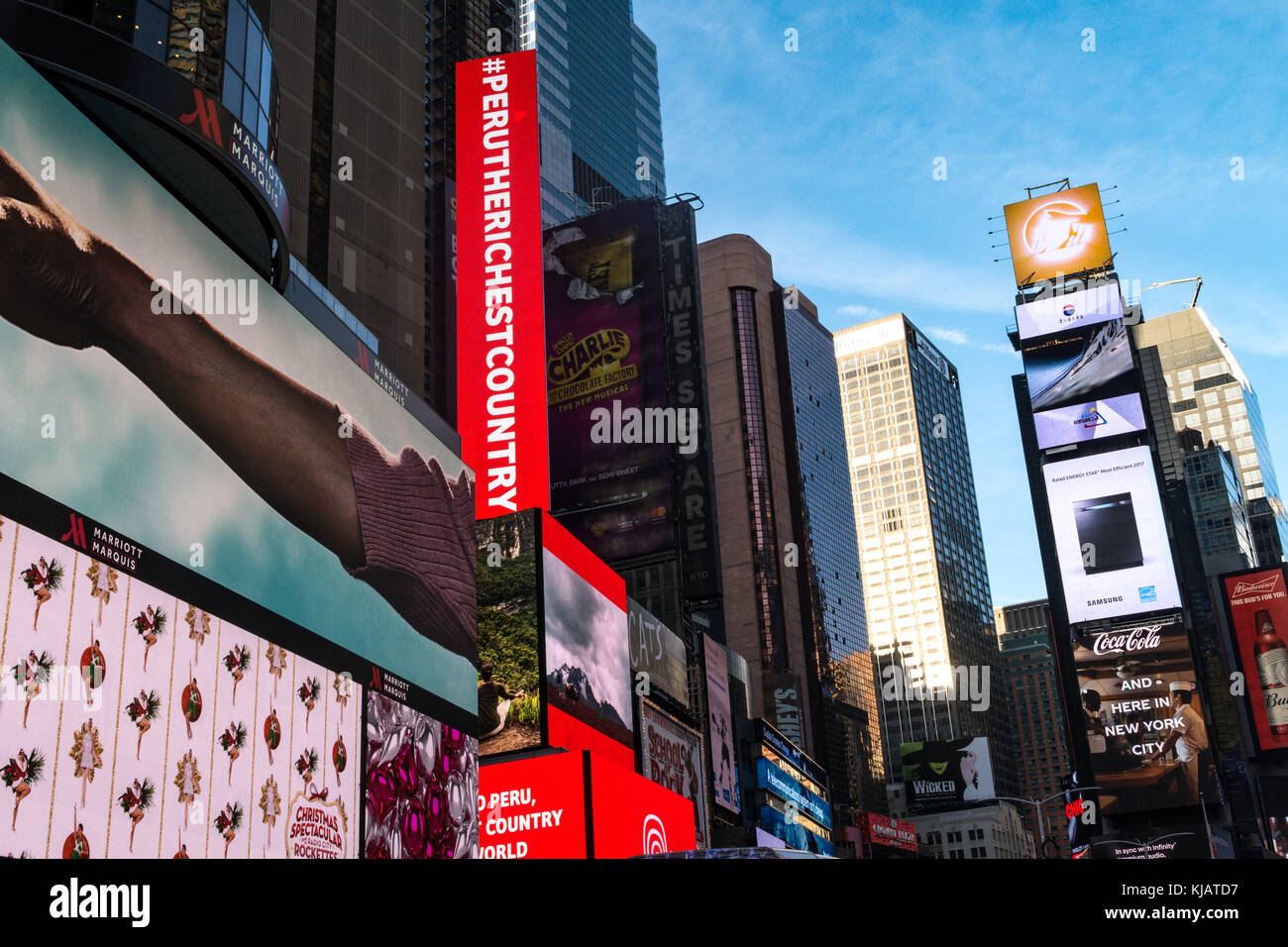 Panneaux d'affichage électroniques dans Times Square, NYC, États-Unis Banque D'Images