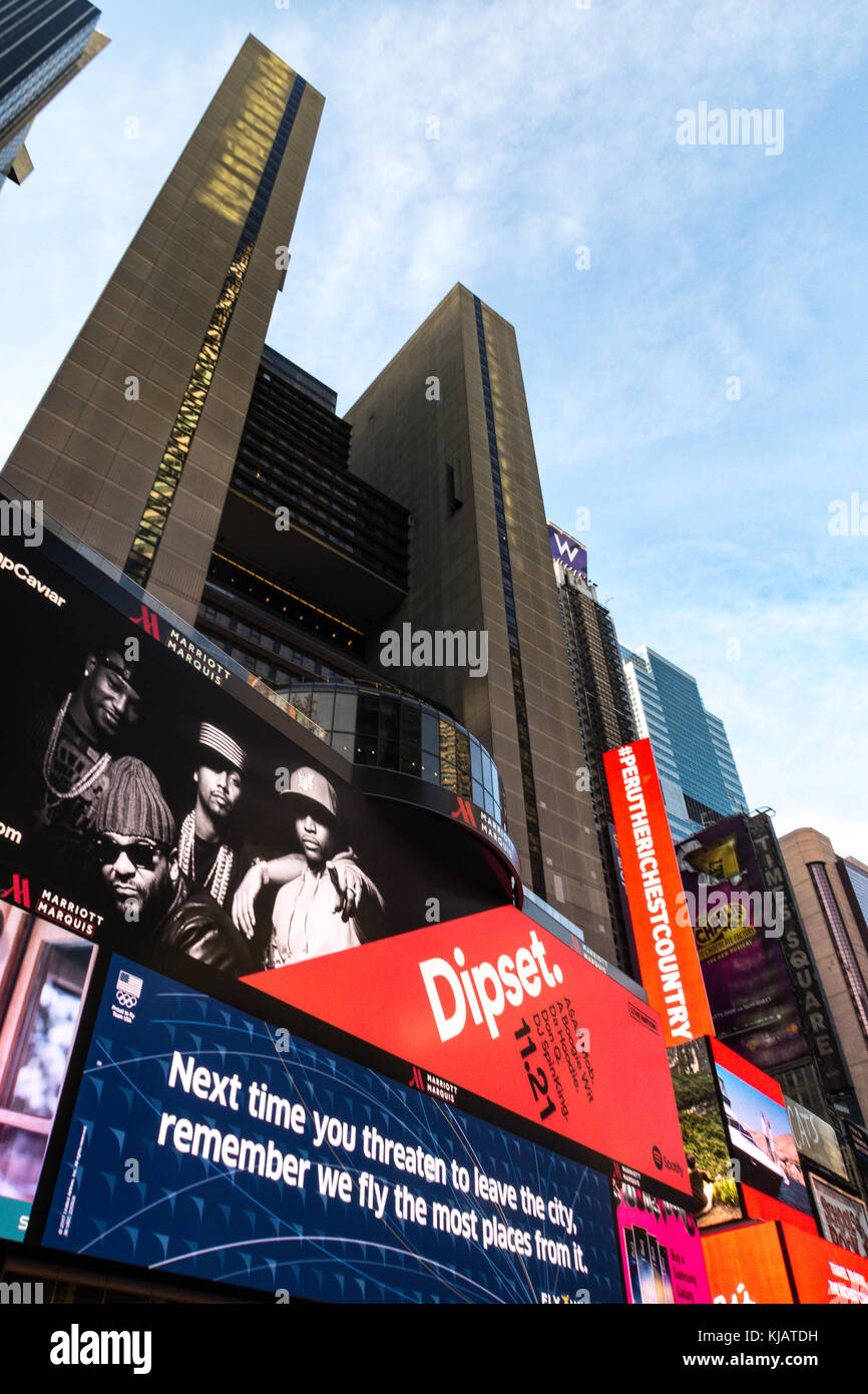 Panneaux d'affichage électroniques dans Times Square, NYC, États-Unis Banque D'Images
