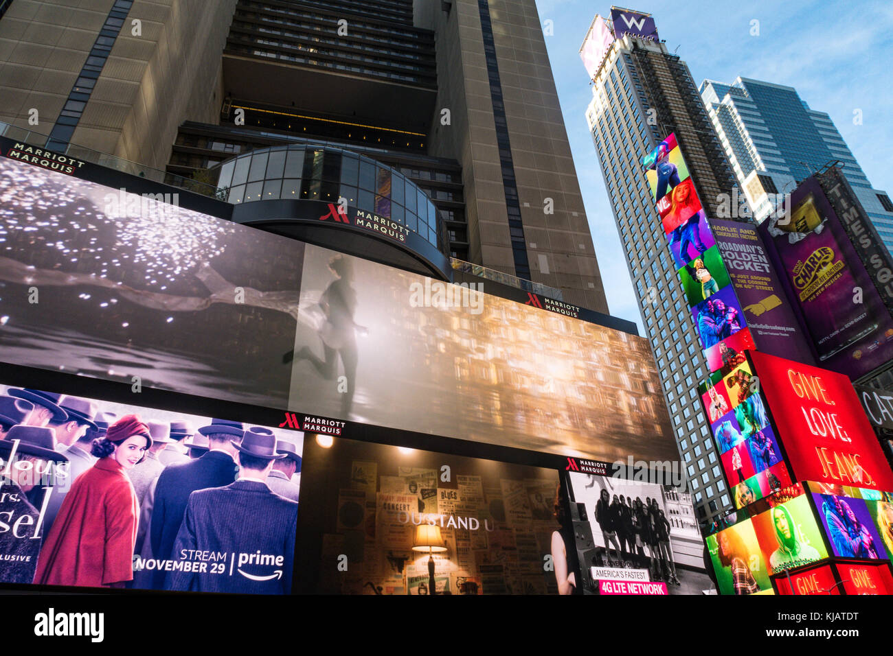 Panneaux d'affichage électroniques dans Times Square, NYC, États-Unis Banque D'Images