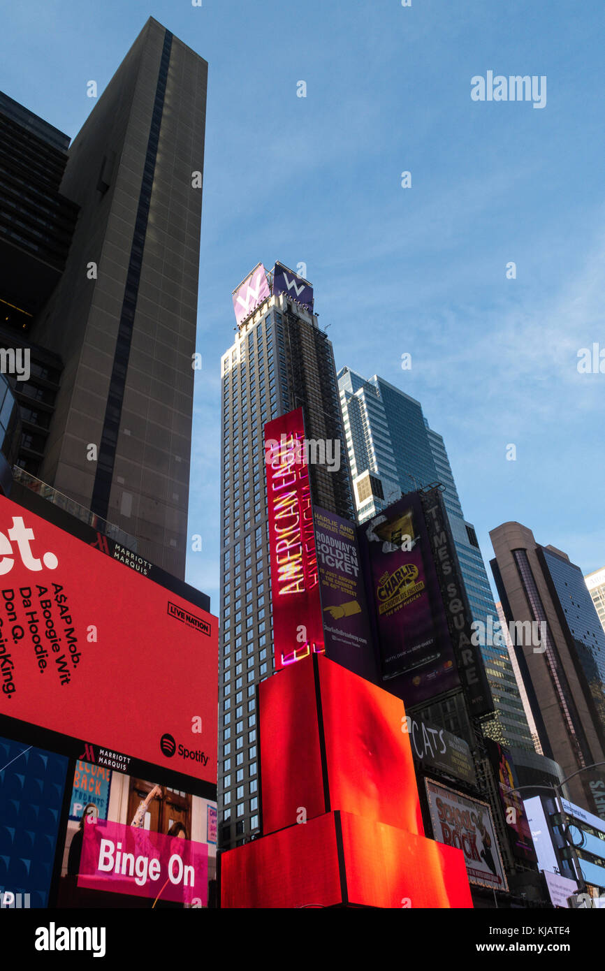 Panneaux d'affichage électroniques dans Times Square, NYC, États-Unis Banque D'Images