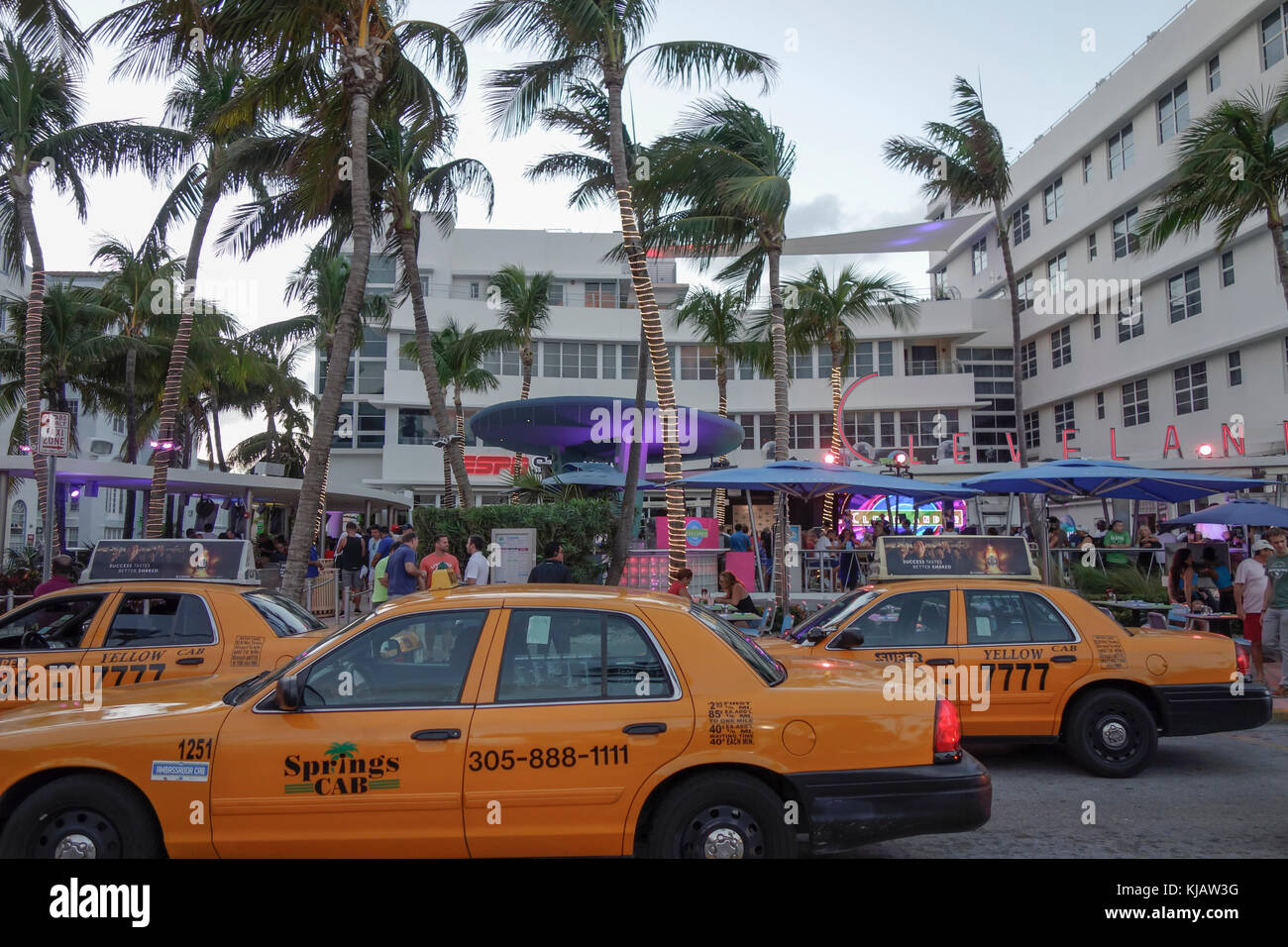 Le Clevelander et Taxis à Miami, Miami South Beach Banque D'Images