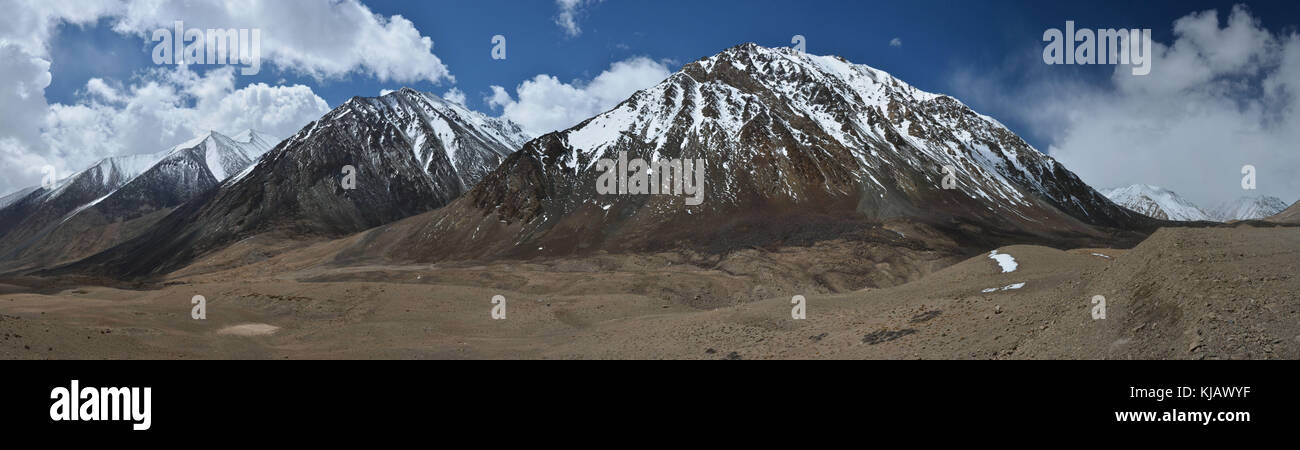 Brown hills, les énormes sommets sont couverts de neige, s'étendre dans la distance avec une longue chaîne de montagne entre le désert de haute montagne, photo panorama. Banque D'Images