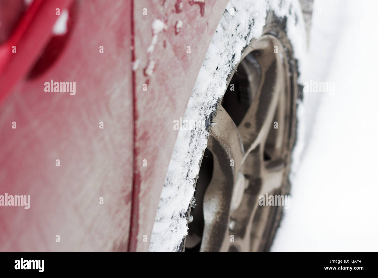 Roue de voiture bloquée dans la neige . Banque D'Images