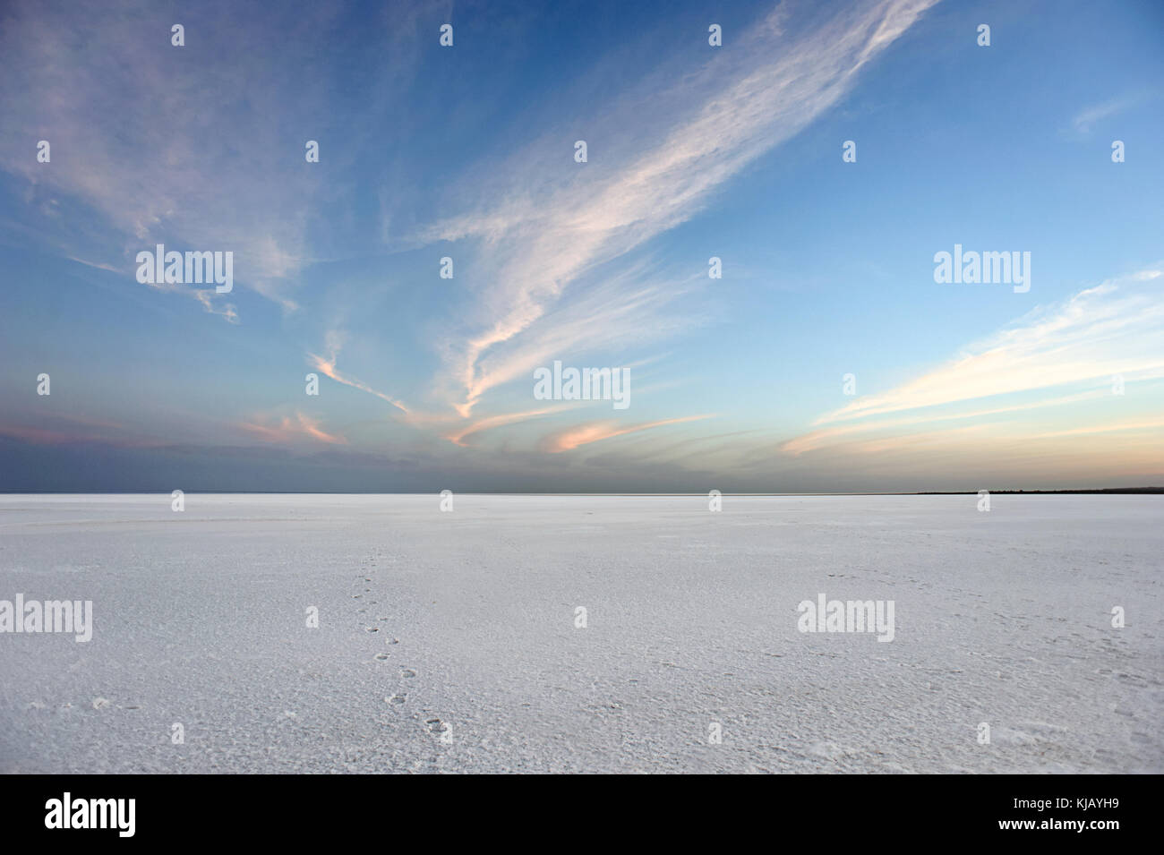 Des images grand angle du désert blanc - blanc Rann de Kutch, au Gujarat, en Inde, en matinée avec différentes formes de nuages dans le ciel bleu ouvert Banque D'Images