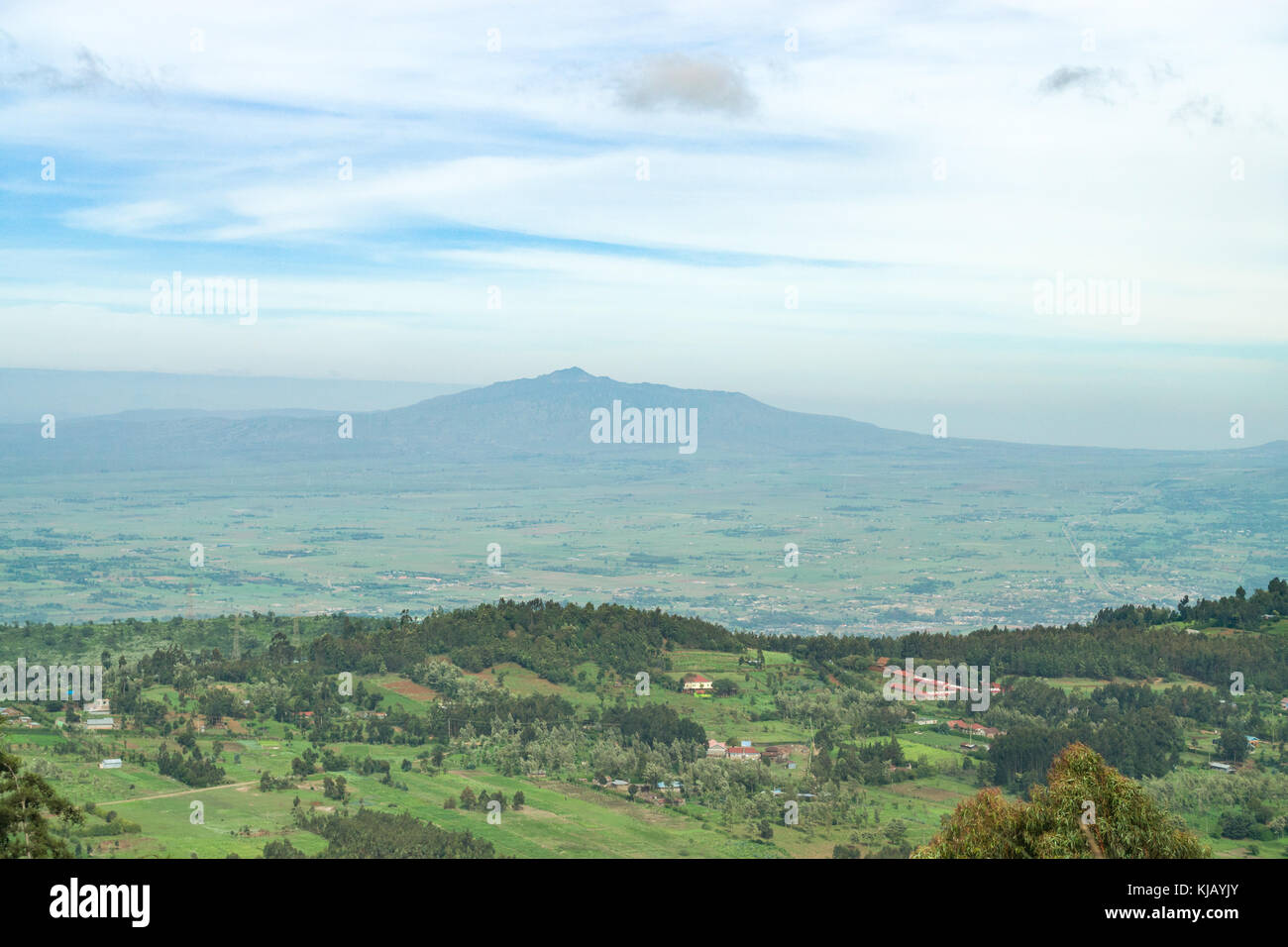 Le mont Longonot dans de lointaines haze pendant la saison des pluies avec les terres agricoles et la campagne ci-dessous, le Kenya, l'Afrique de l'Est Banque D'Images
