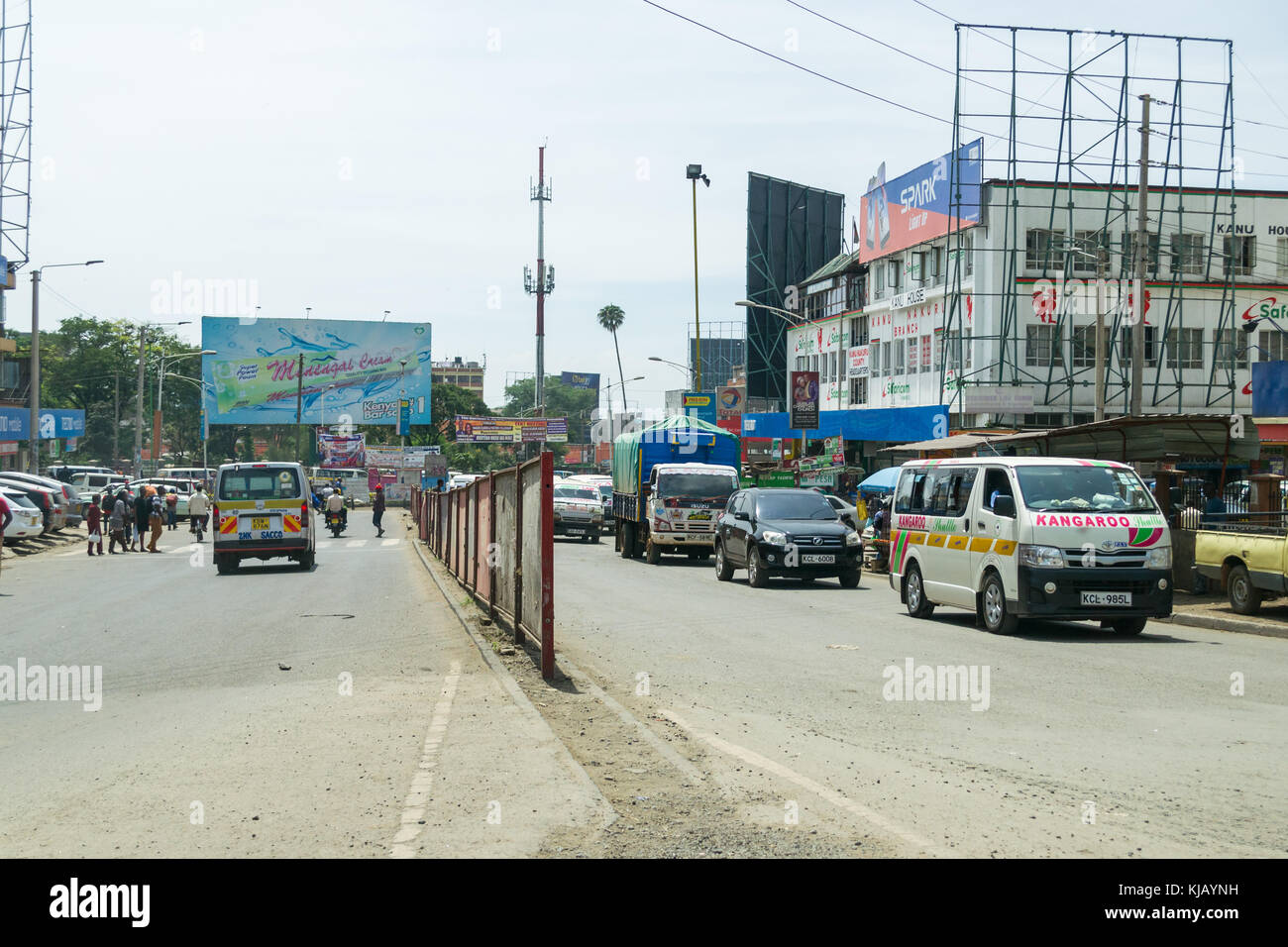 Vue typique du centre de la ville de Nakuru route de véhicules et de gens, Nakuru, Kenya, Afrique de l'Est Banque D'Images