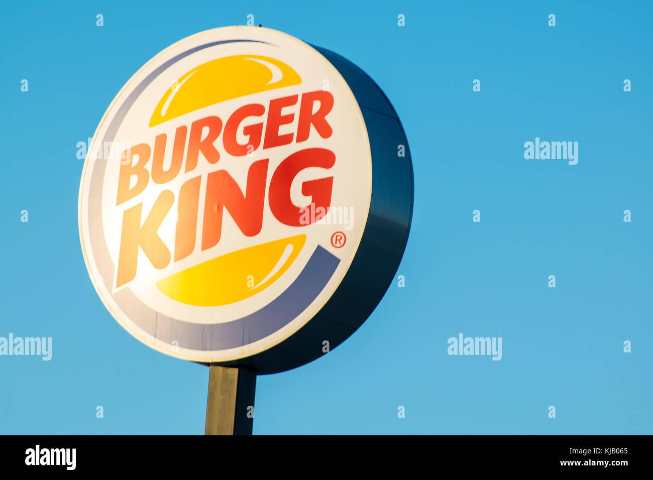 Burger King signer contre ciel bleu, Espagne Banque D'Images
