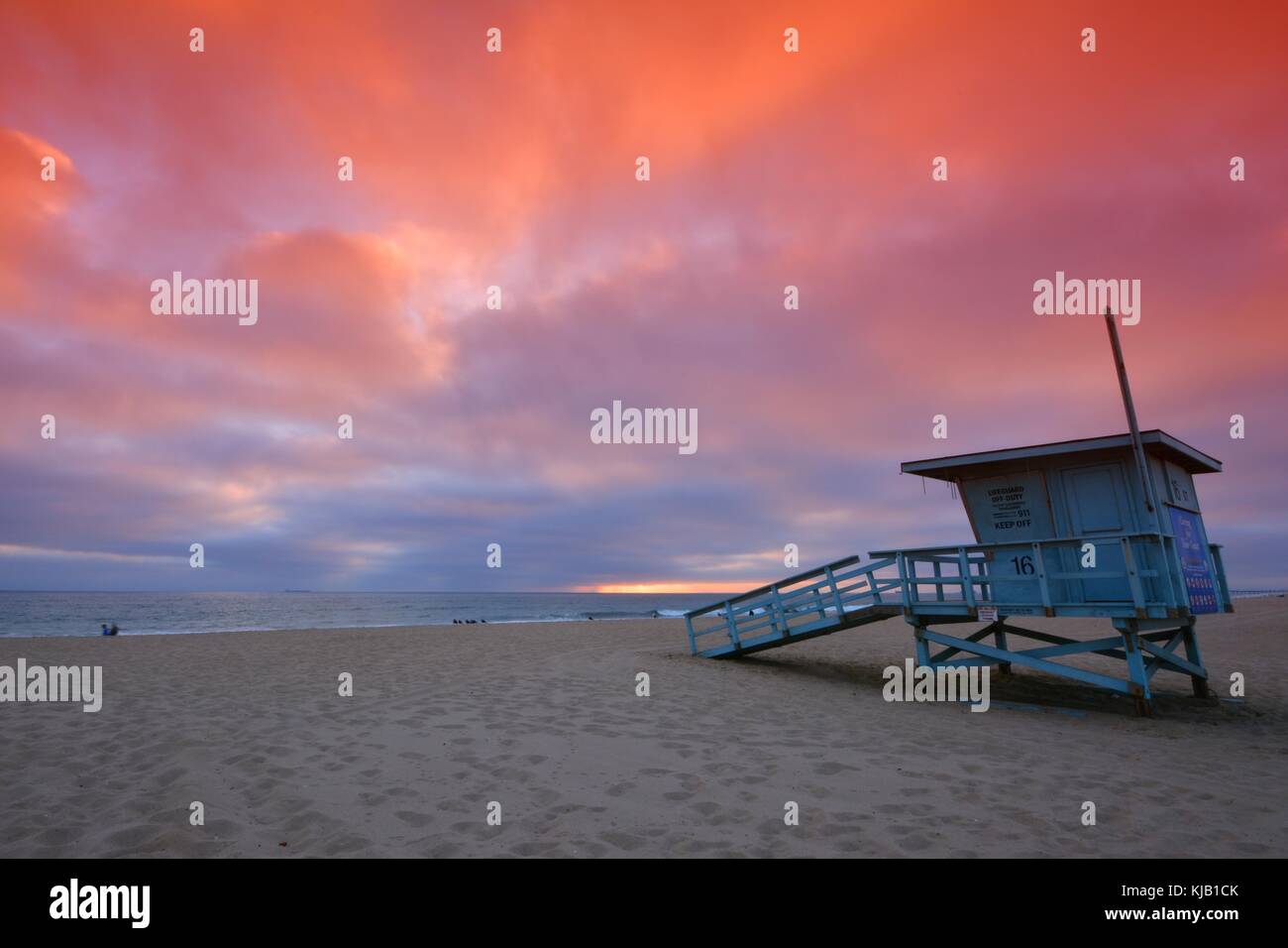 Lifeguard tower avec le rosé d'incandescence d'un coucher du soleil à Hermosa Beach, Californie Banque D'Images