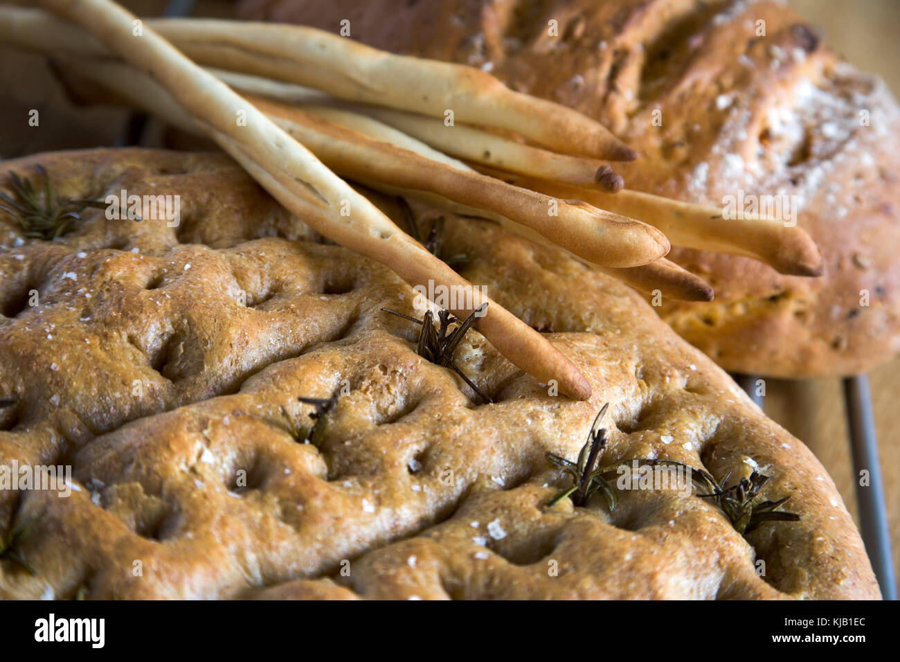 Sélection de pains italiens au romarin focaccia et batonnets Banque D'Images