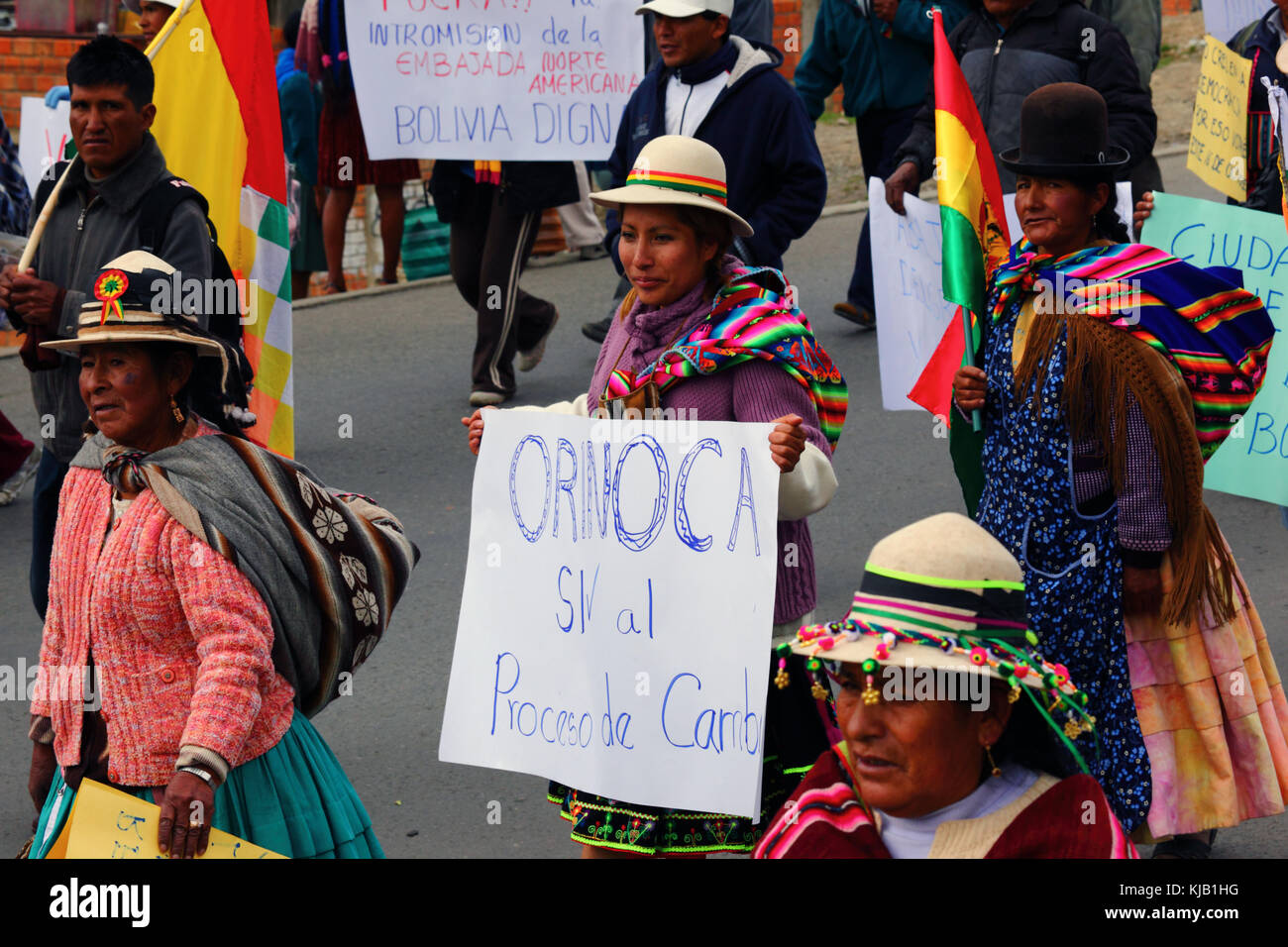 L'Aymara les femmes d'Orinoca prendre part à un gouvernement pro mars pour montrer leur soutien à l'intention de construire une route à travers la région TIPNIS, La Paz, Bolivie Banque D'Images