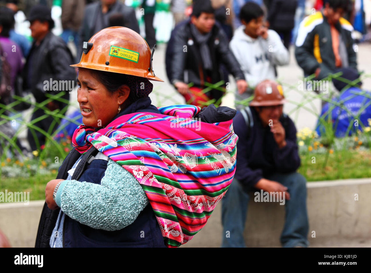 Un mineur féminin prend part à un gouvernement pro mars pour montrer leur soutien à l'intention de construire une route à travers la région TIPNIS, La Paz, Bolivie Banque D'Images