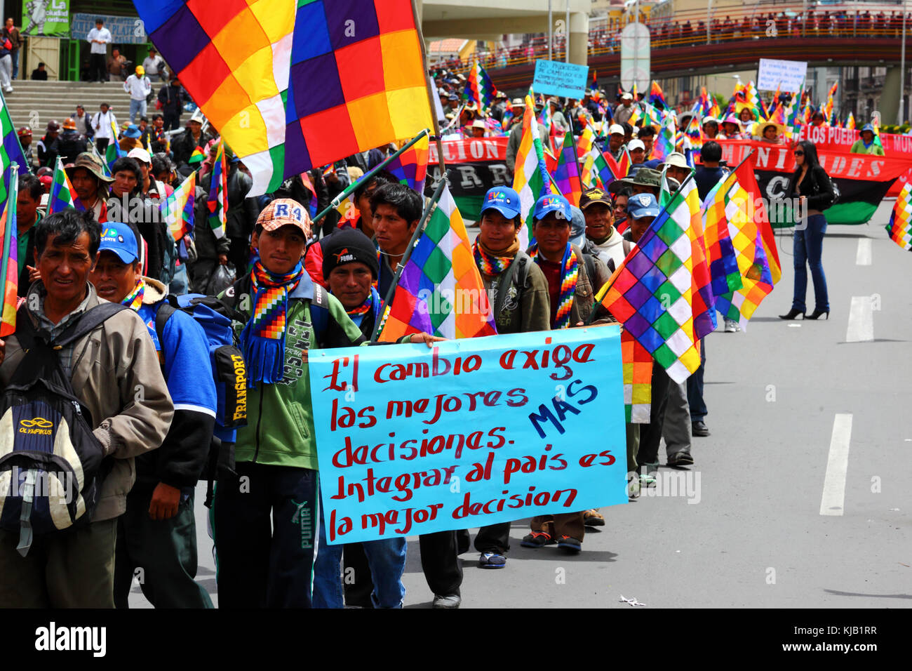 Les membres de divers mouvements sociaux prennent part à un gouvernement pro soutenir mars prévoit de construire une route à travers la région TIPNIS, La Paz, Bolivie Banque D'Images