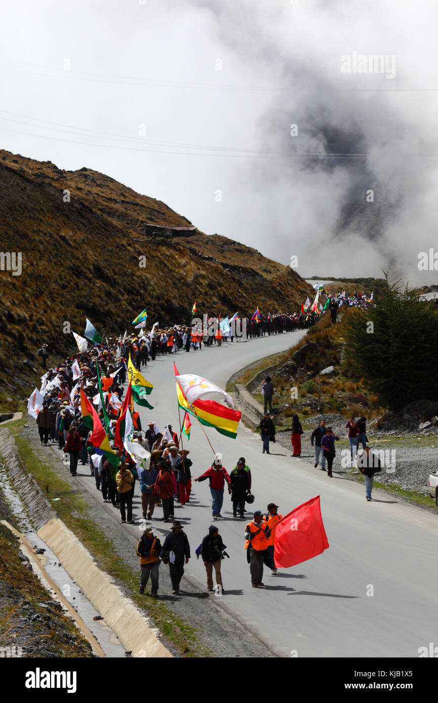 Le VIII Mars dans la défense de la TIPNIS (qui quitté Trinidad le 15 août 2011) monte en direction de la Cumbre de la journée avant d'arriver à La Paz, Bolivie Banque D'Images