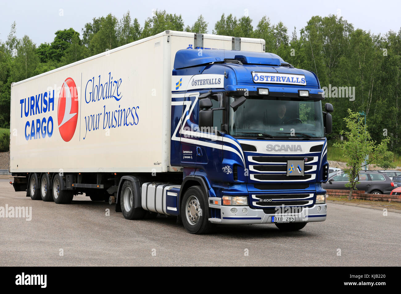 SALO, FINLANDE - 18 JUIN 2016 : semi-camion SCANIA R400 bleu et blanc d'Ostervalls, Suède conduit sur un chantier d'asphalte dans le sud de la Finlande. Banque D'Images SALO, FINLANDE - 18 JUIN 2016 : semi-camion SCANIA R400 bleu et blanc d'Ostervalls, Suède conduit sur un chantier d'asphalte dans le sud de la Finlande. Banque D'Images