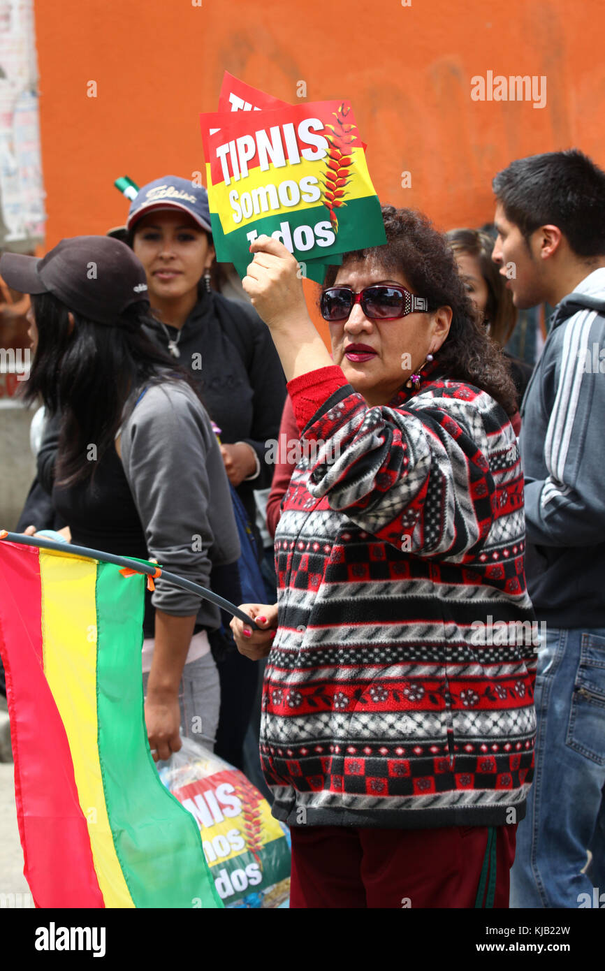 Une femme se félicite de la VIII Mars dans la défense de la TIPNIS, qui quitté Trinidad le 15 août 2011, au moment où il arrive à La Paz, Bolivie Banque D'Images