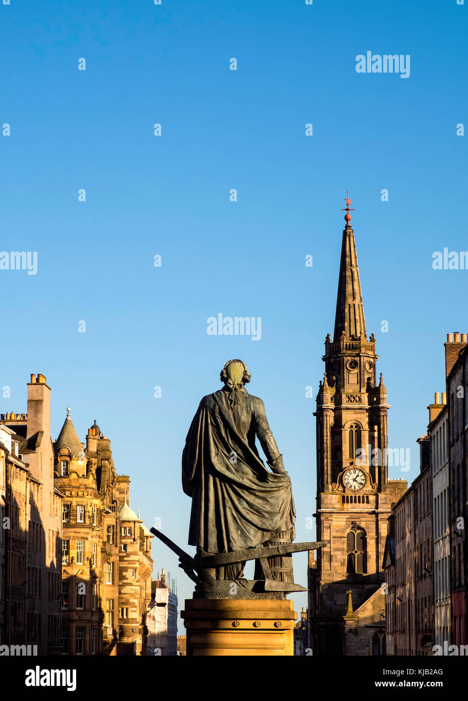Vue d'une statue d'Adam Smith sur le Royal Mile, dans la vieille ville d'Édimbourg, Écosse, Royaume-Uni. Banque D'Images