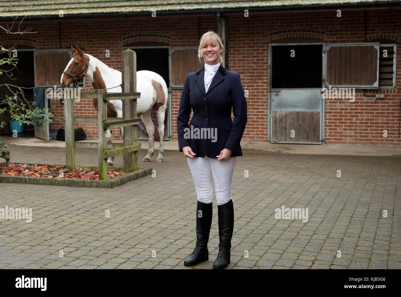 Cavalier élégant portant une veste d'équitation bleu foncé, novembre 2017 Banque D'Images