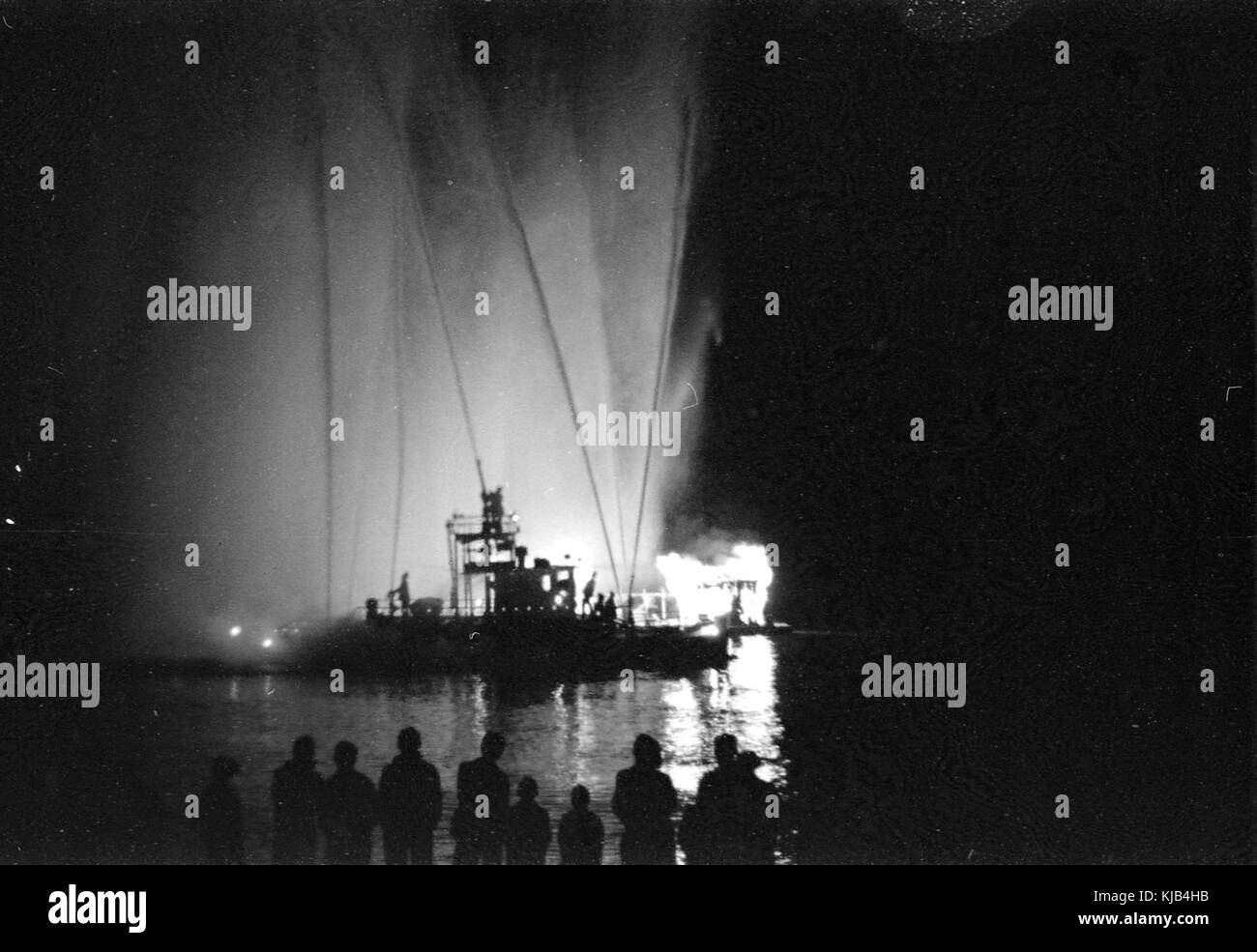 CVA 260 482 Fire bateau "J.H. Carlisle' combattre le feu dans la nuit Banque D'Images